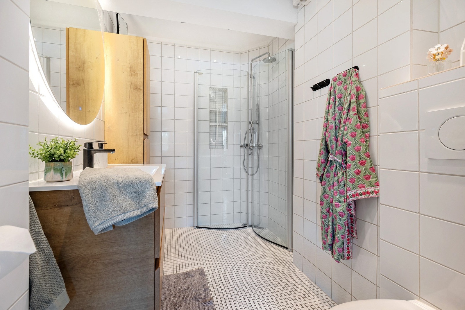 Badet har dusjhjørne med innfellbare dører. Det er elektrisk gulvvarme. Galleribilde