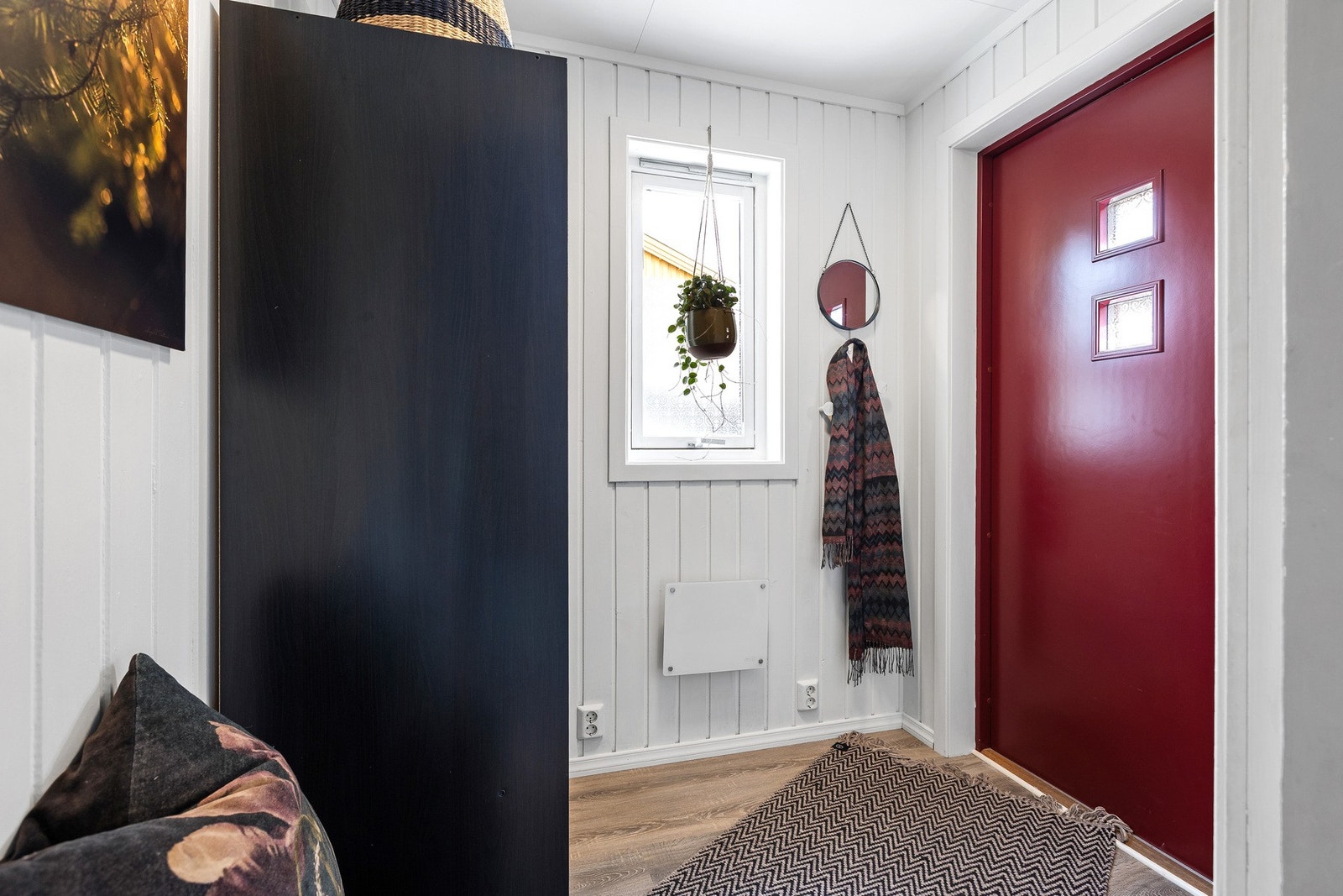 Koselig inngangsparti med nymalt ytterdør og garderobeskap. Galleribilde