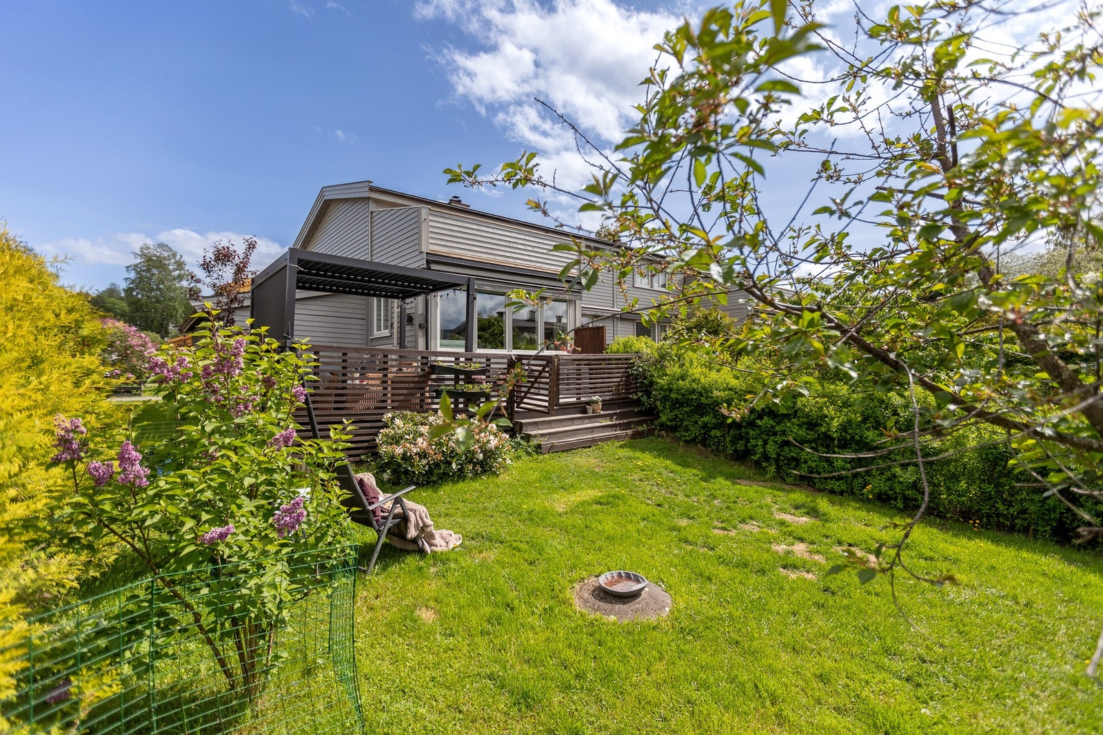 Det er boltreplass i hagen for både to- og firbente. Tomten er inngjerdet. Galleribilde