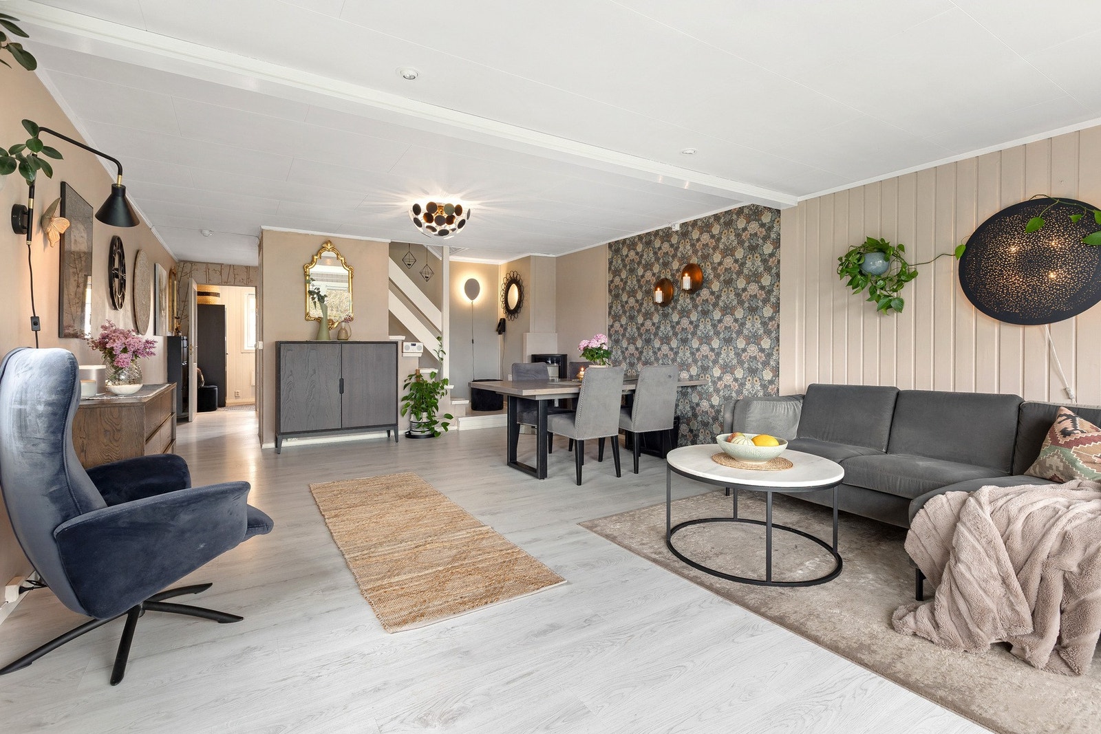 Stuen har plass til både sofagruppe og spisestuemøbler. Galleribilde