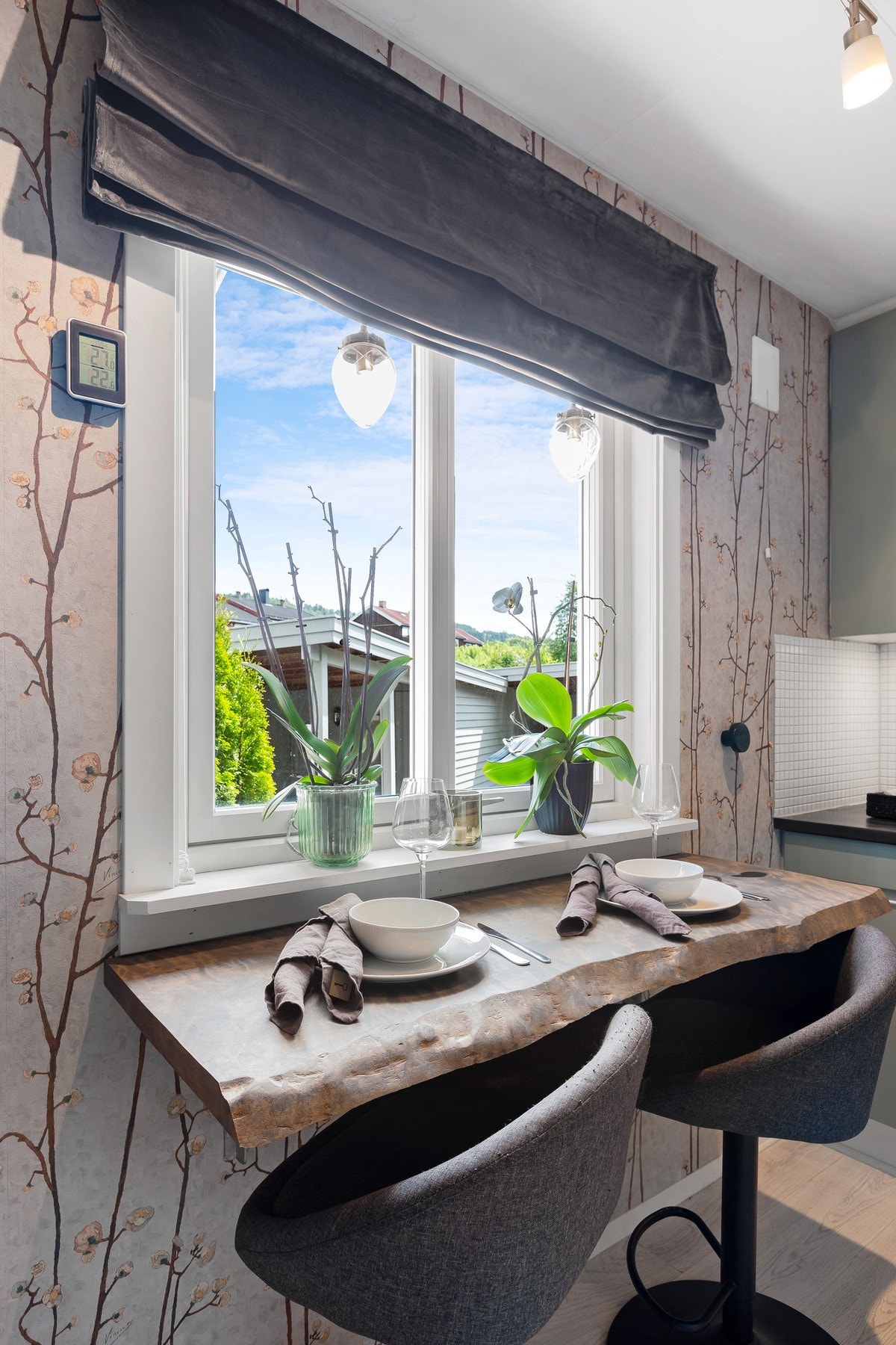 Plass til koselig spiseplass ved vinduet på kjøkkenet. Galleribilde