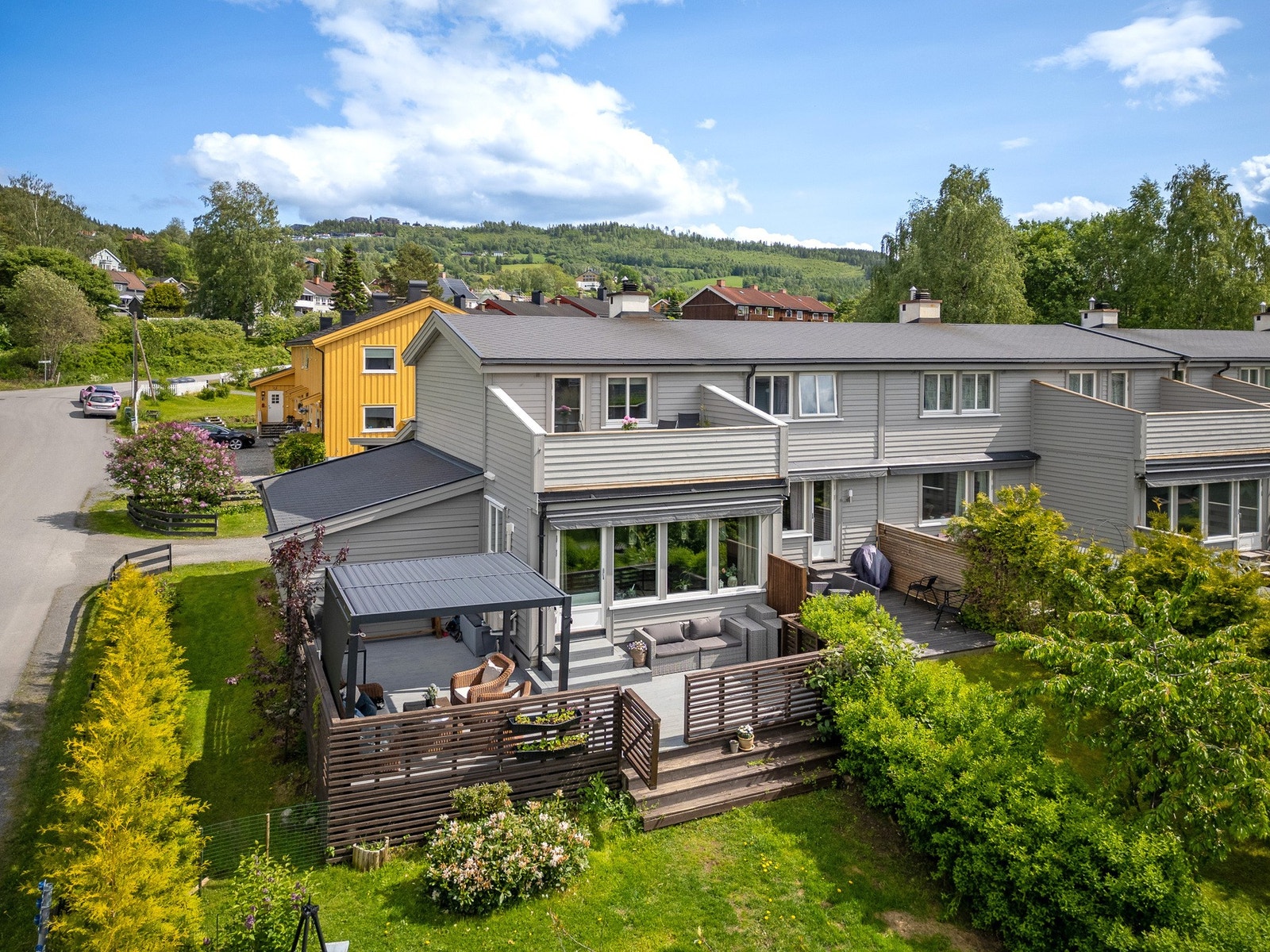 Enderekkehus med flott uteområde. Galleribilde