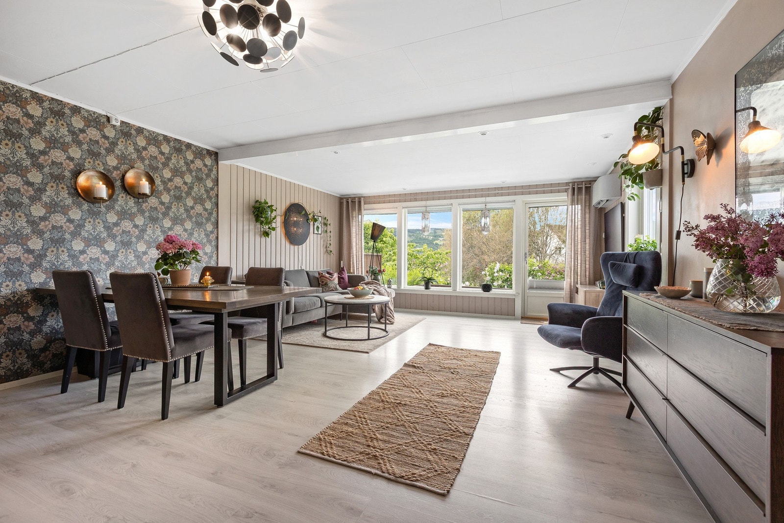 Moderne tapet i fin kombinasjon med den lune veggfargen. Galleribilde