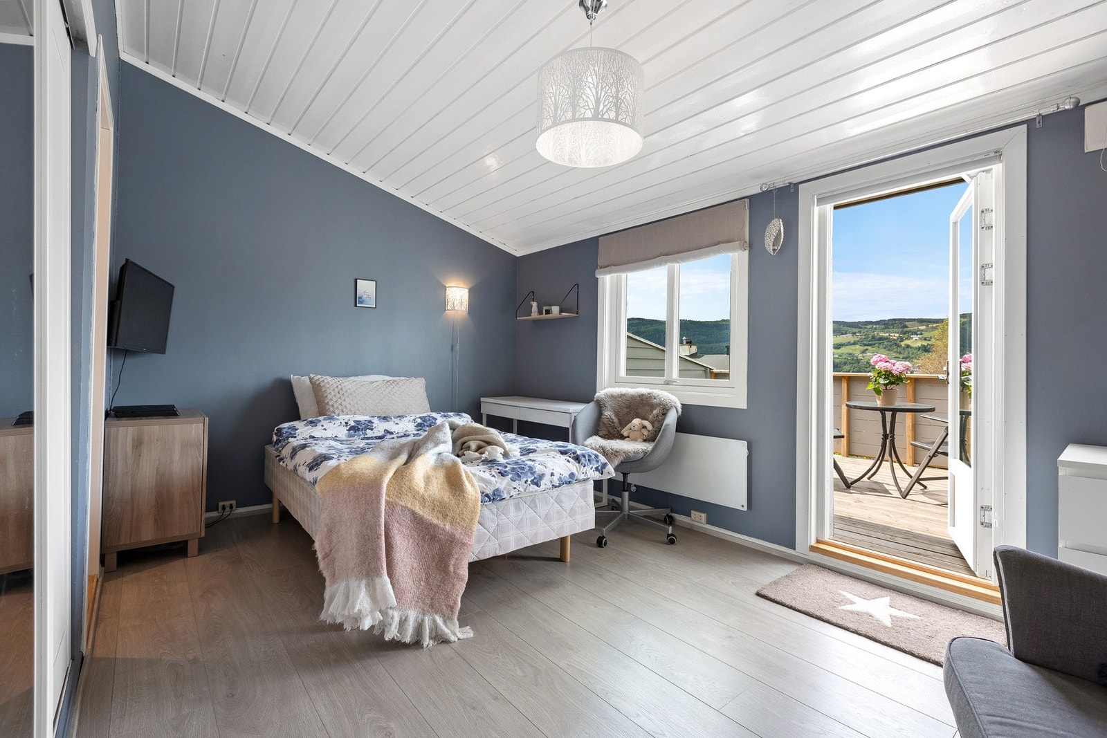 Fra hovedsoverommet er det utgang til stor og lun terrasse med fantastiske solforhold og flott utsikt. Galleribilde