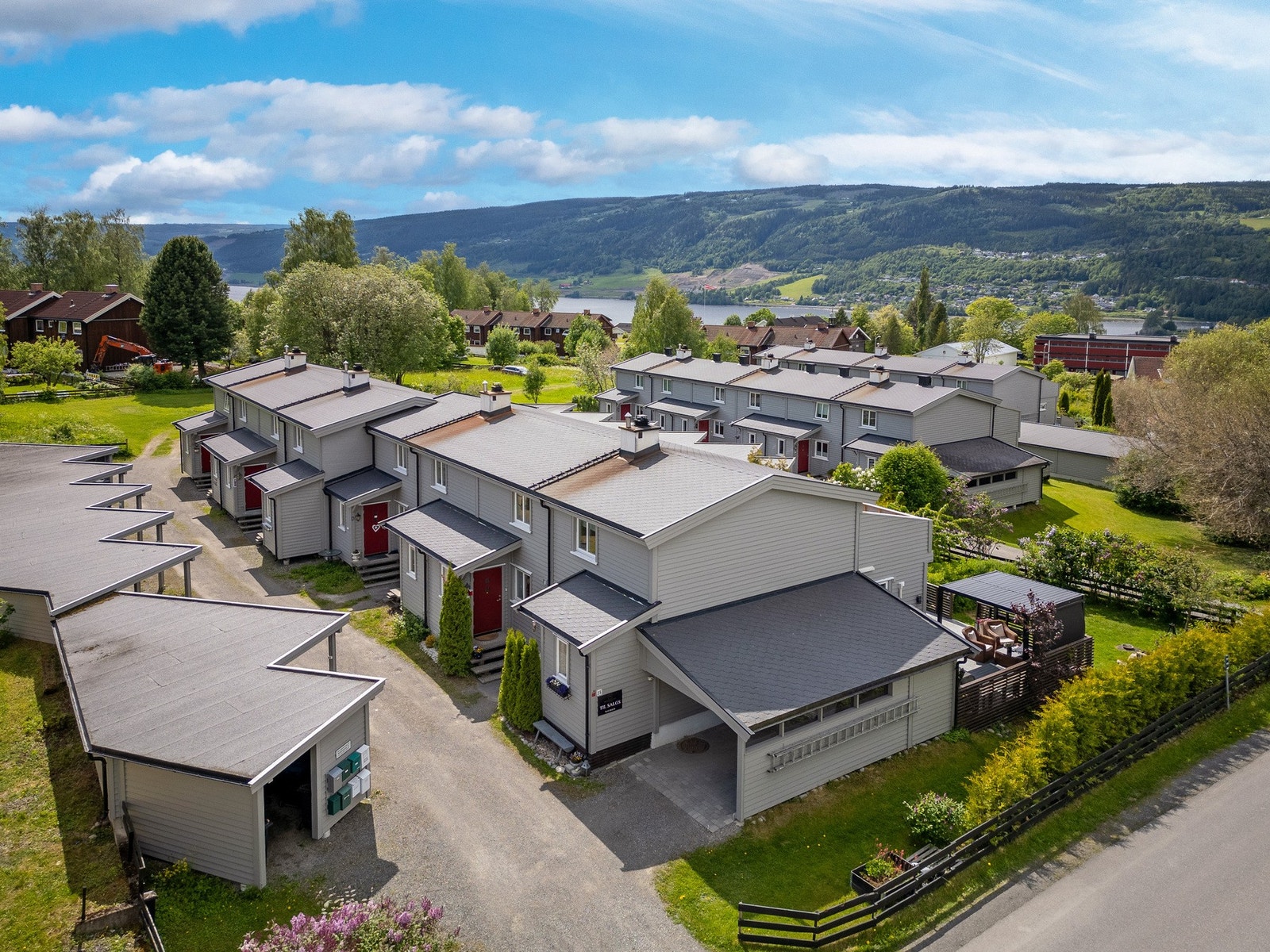 Boligen ligger i et populært og veletablert boligområde på Suttestad, omtrent 1 km sør for Lillehammer sentrum Galleribilde