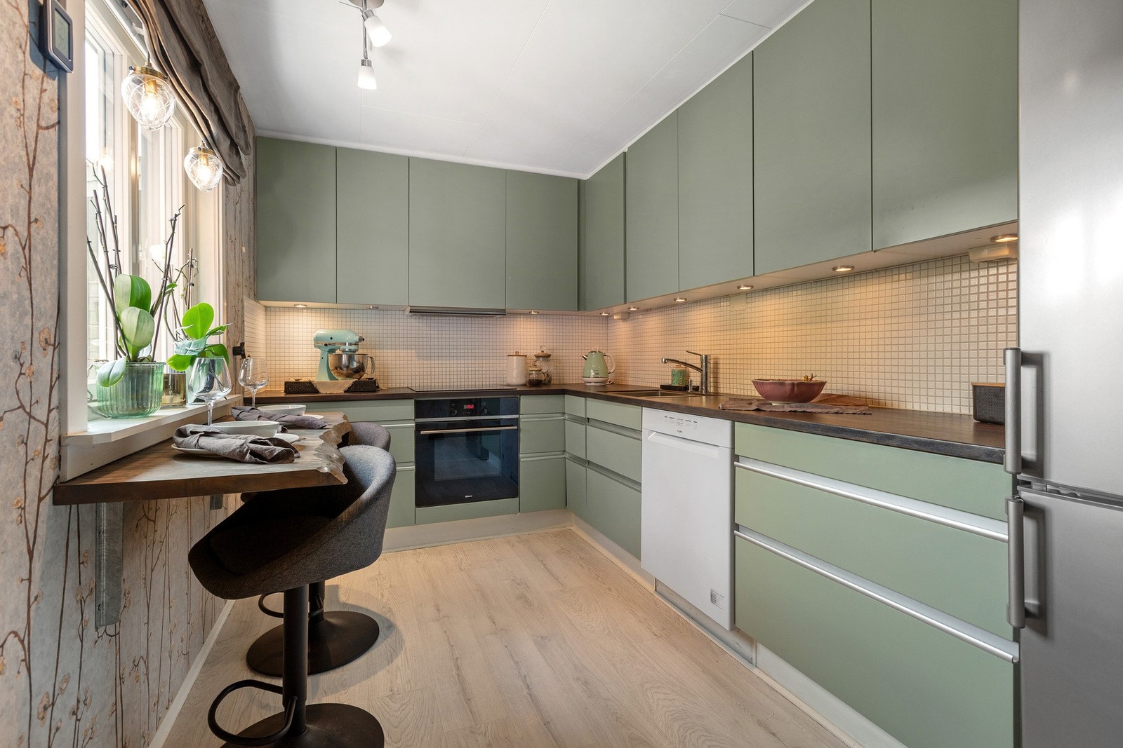 Pent og koselig kjøkken med god skap- og benkeplass Galleribilde