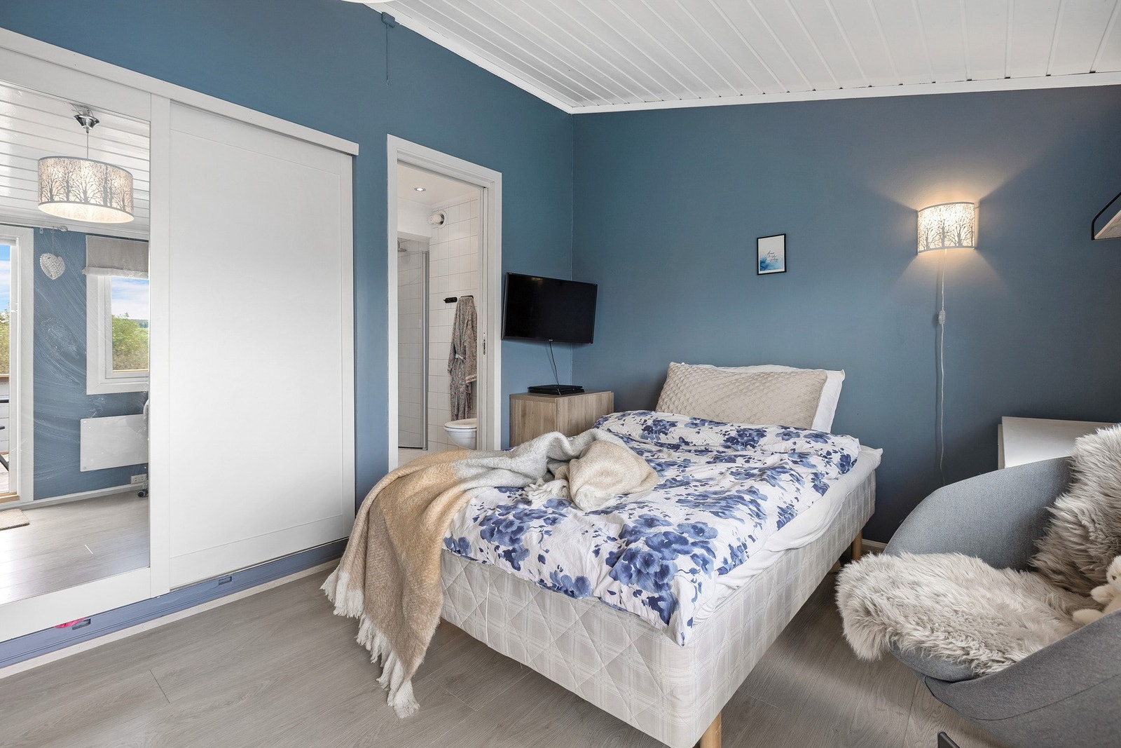 Hovedsoverommet er utstyrt med skyvedørsgarderobe og døren inn til badet finner man her. Galleribilde