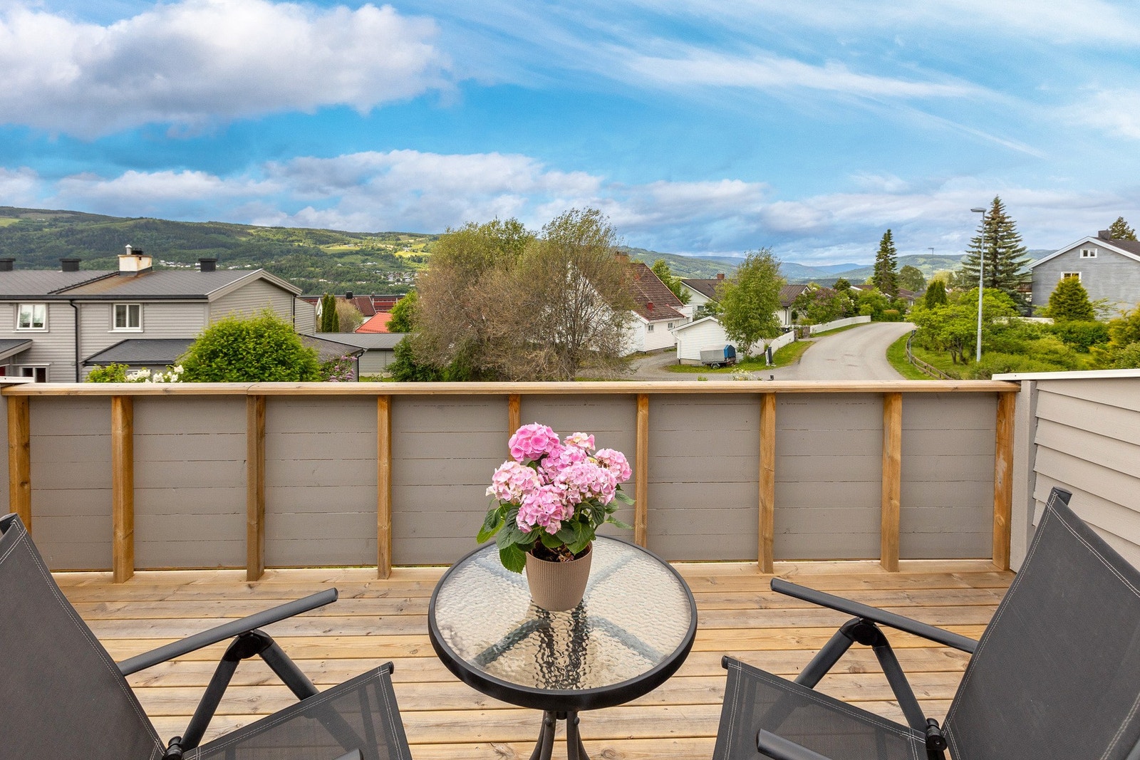 Terrassen i 2. etasje er lun og koselig og med flott utsikt. Galleribilde