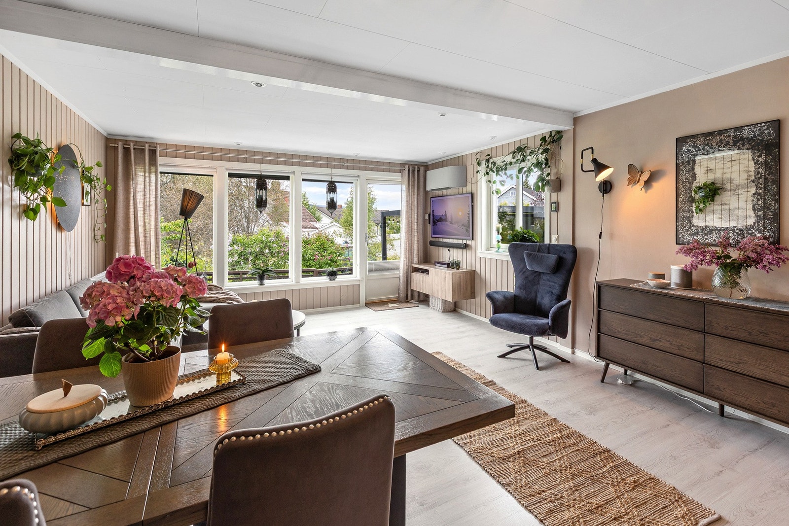 Fra stuen er det utgang til solrik terrasseplatting og pent opparbeidet hageområde med gode solforhold. Galleribilde