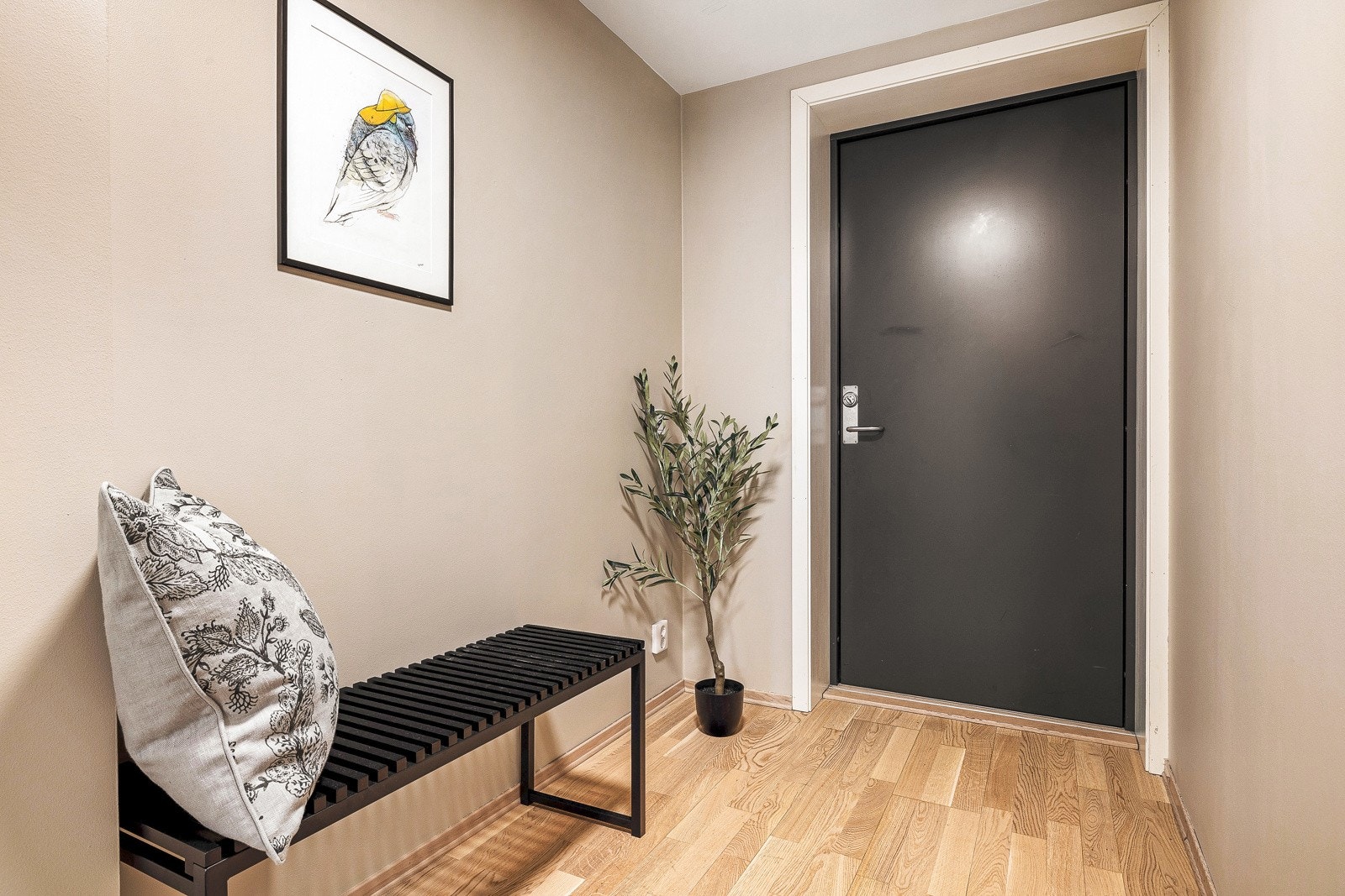 Entréen er lys og trivelig Galleribilde