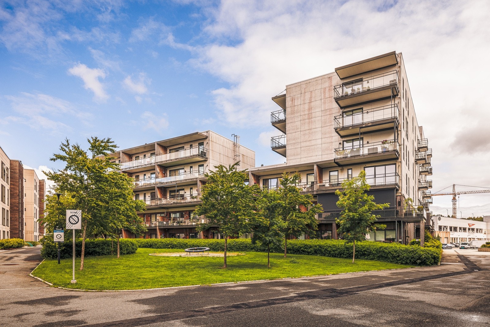 Kun en kort spasertur unna finner du kjøpesenteret Horisont, med et bredt utvalg av butikker, servicetilbud og spisesteder. Galleribilde