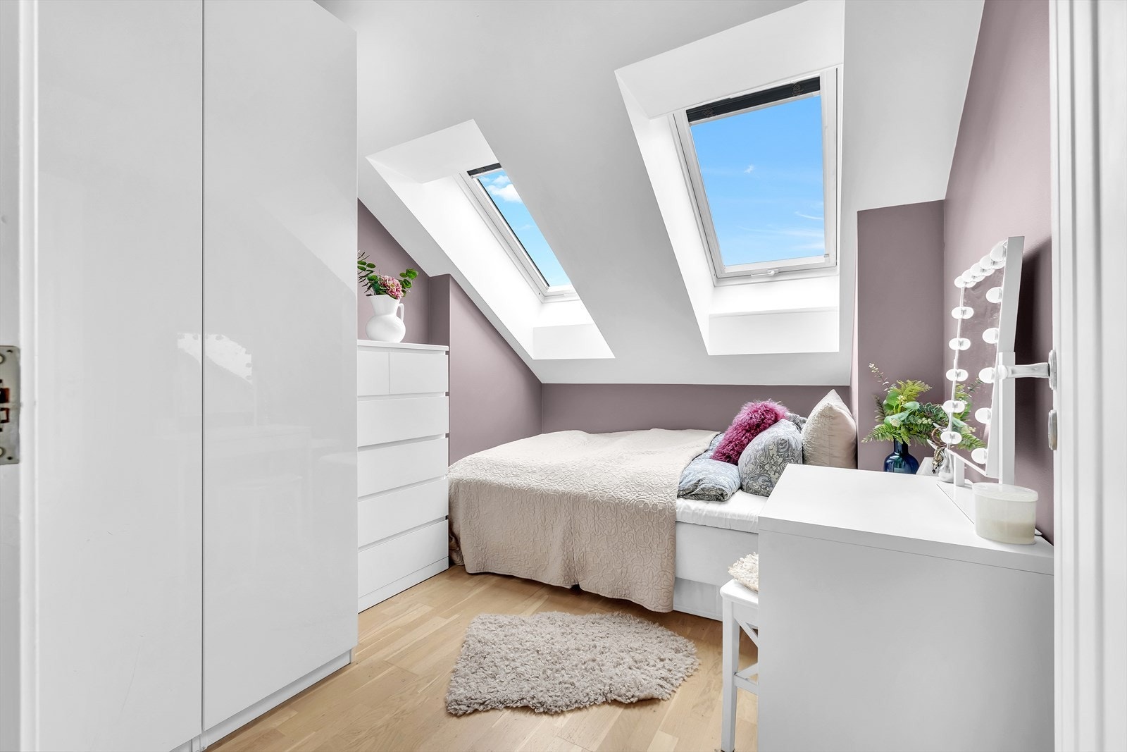 Det andre soverommet er også av god størrelse med god plass til dobbeltseng og tilhørende skap Galleribilde