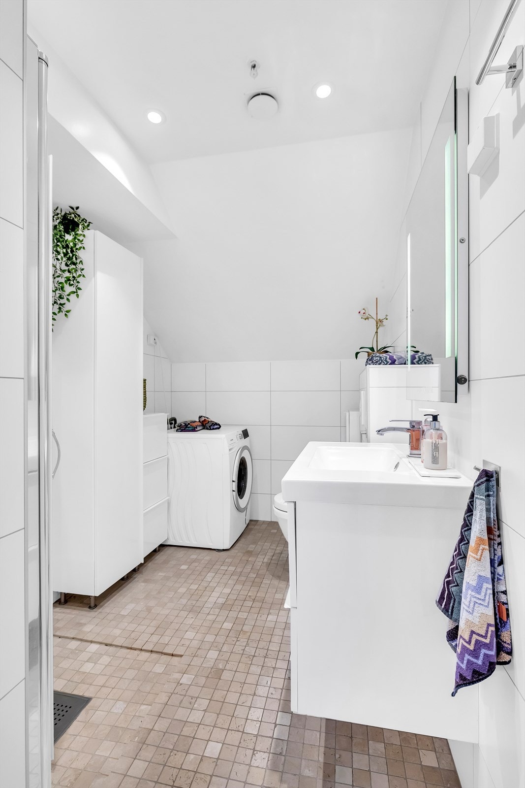 Romslig bad fra 2012 med ny innredning fra 2017/2024 Galleribilde