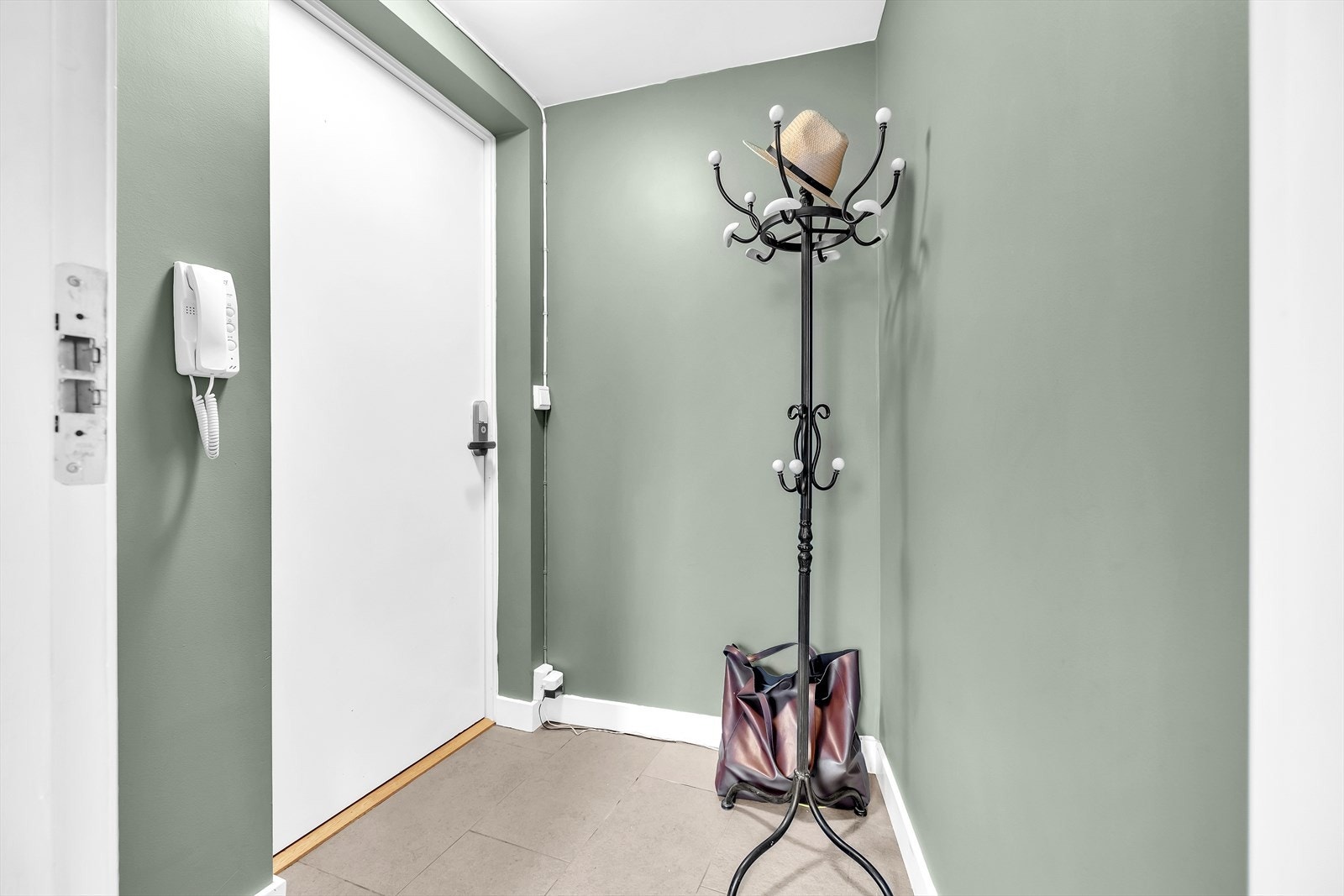 Adskilt og praktisk entré med dørcalling og kodelås Galleribilde