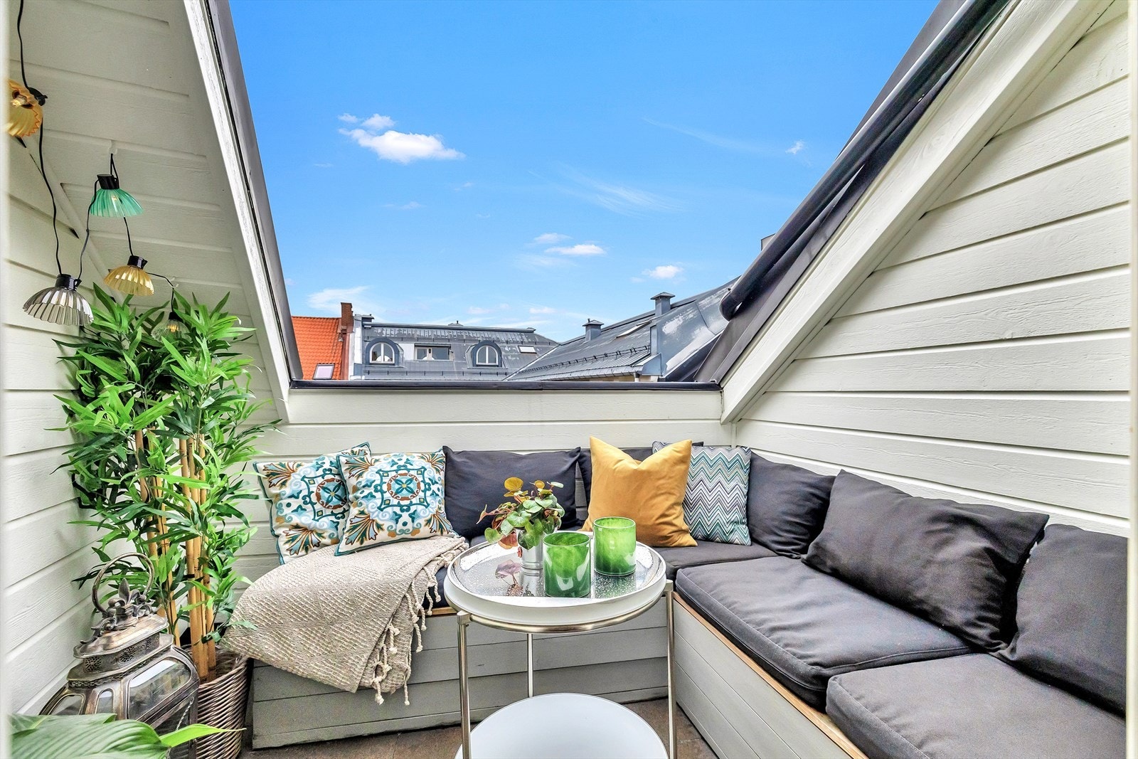 Usjenert, stille og rolig takterrasse uten innsyn. Plassbygget løsning medfølger med rikelig av lagringsplass. Grilling med el- og gassgrill er tillatt Galleribilde