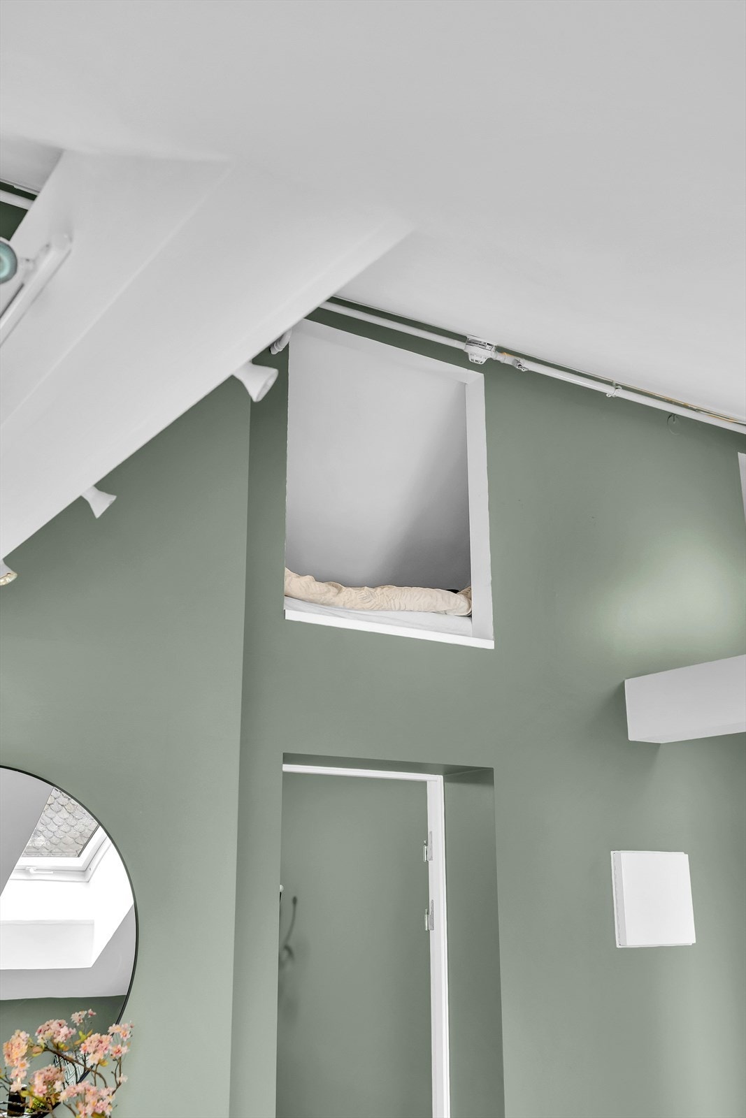 Leiligheten har to hemser med god lagringsplass - utrekkbar trapp til hems medfølger. Her er det plass til madrass for overnattingsbesøk. Ellers disponerer boligen en kjellerbod på 4,2m² Galleribilde