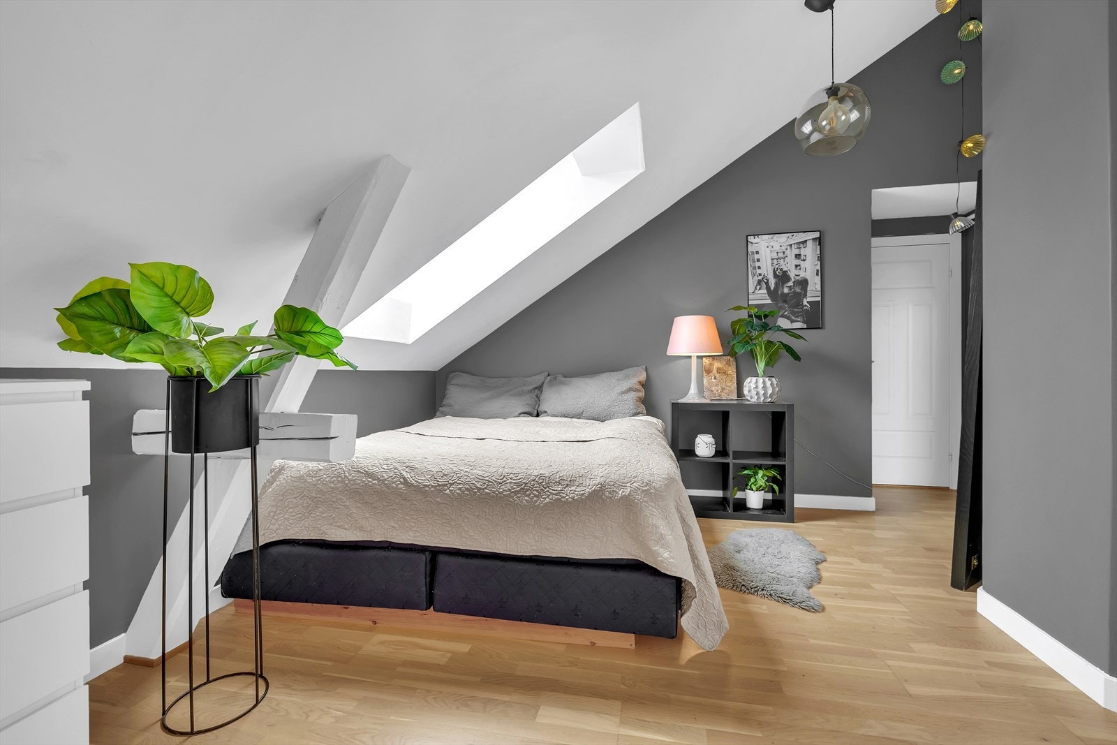 Stort hovedsoverom med plass til dobbeltseng... Galleribilde