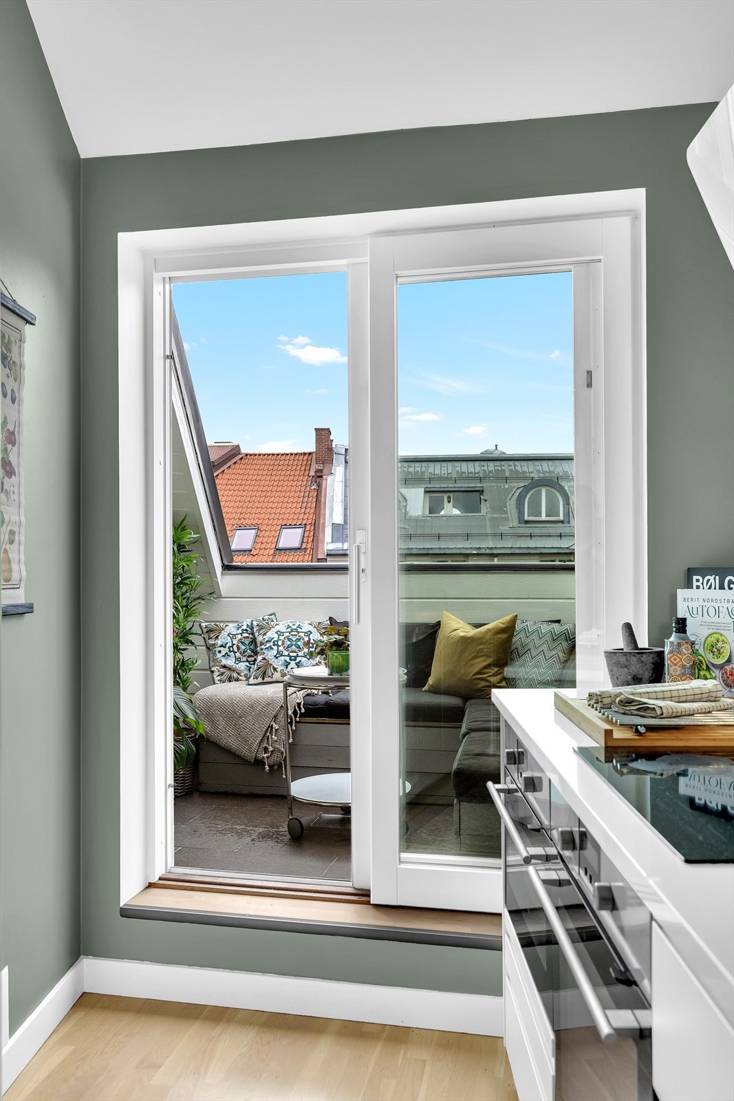 Fra kjøkkenet er det utgang til den vestvendte takterrassen Galleribilde