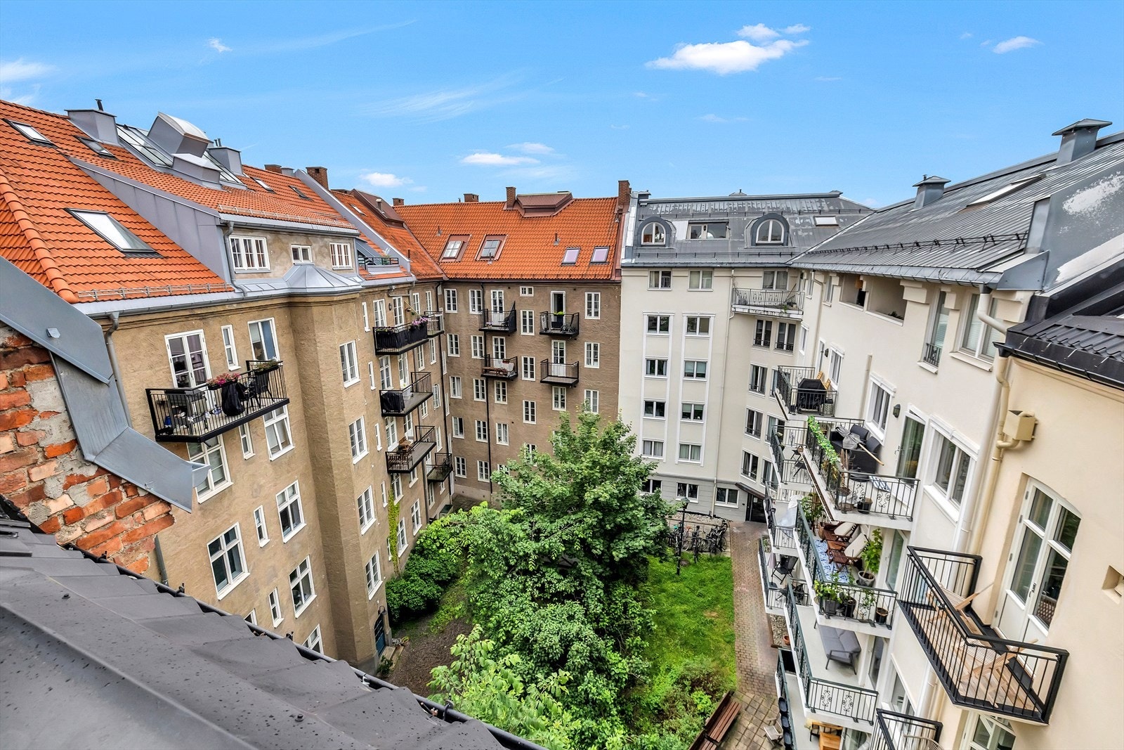 Solrik og vestvendt mot indre gårdsrom. Terrassen måler 4 m² og det er elektrisk gulvvarme på terrassen Galleribilde