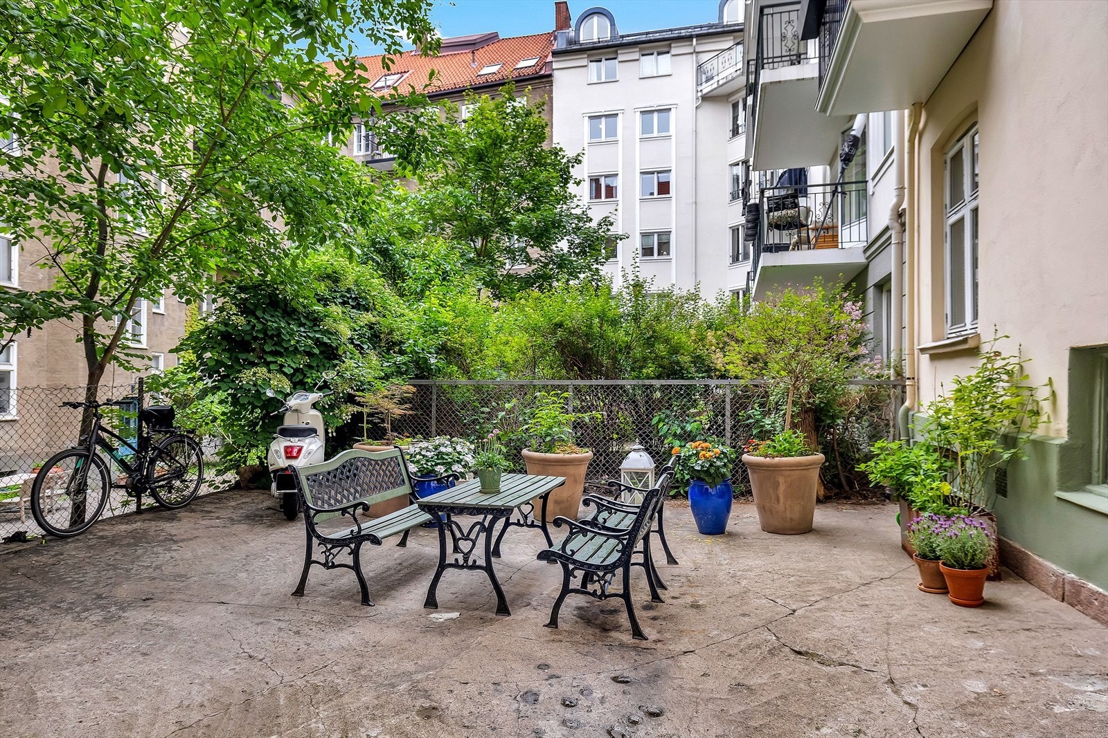 Sameiet har en skjermet, trivelig og pent opparbeidet bakgård Galleribilde