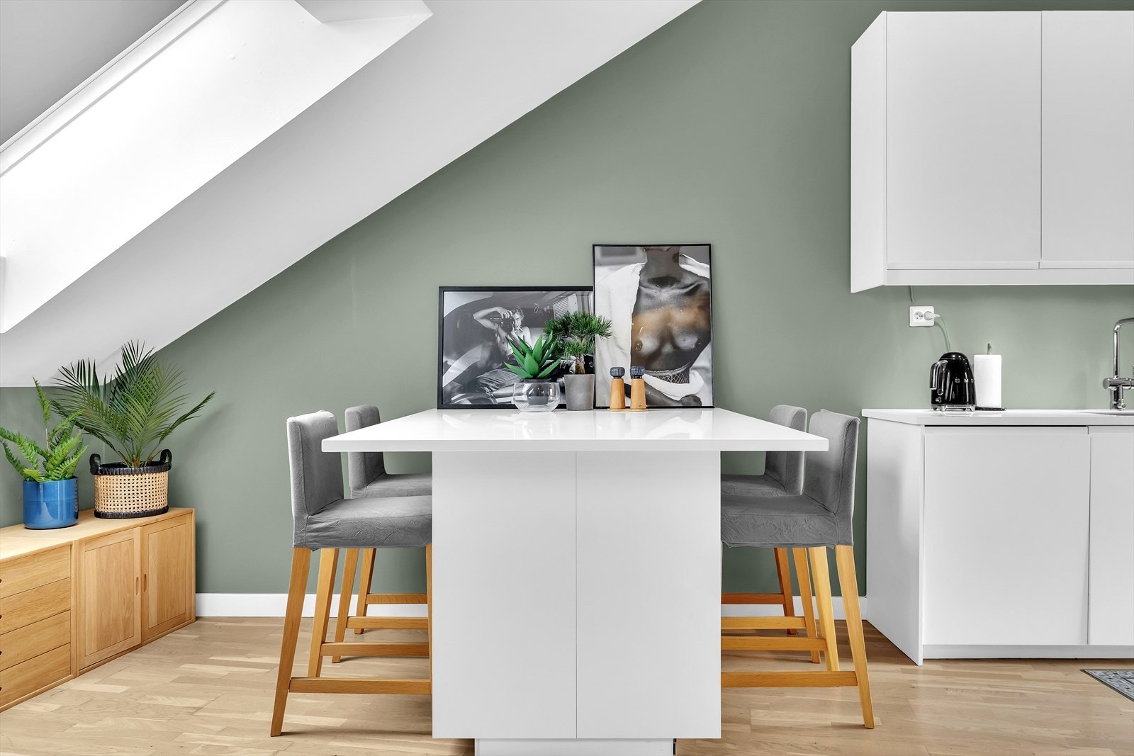 Hyggelig plassbygget spisebord med masse ekstra lagringsplass med enkel tilgang til kjøkkenet Galleribilde