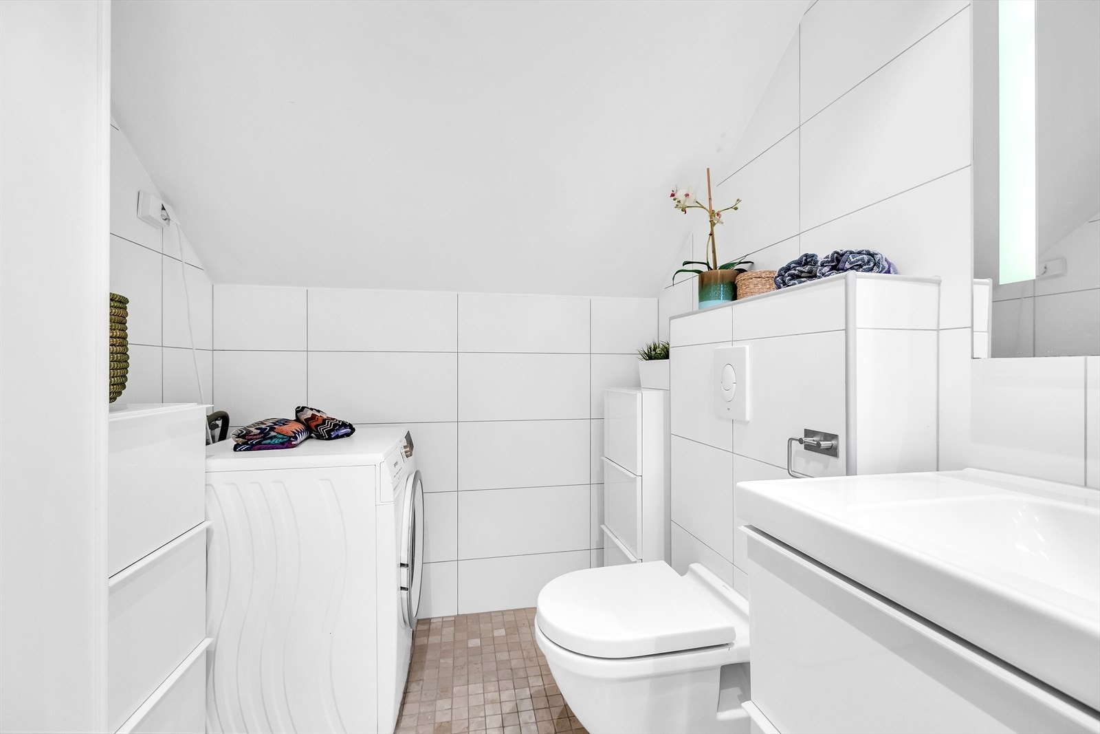 Vegghengt klosett og opplegg for vaskemaskin Galleribilde