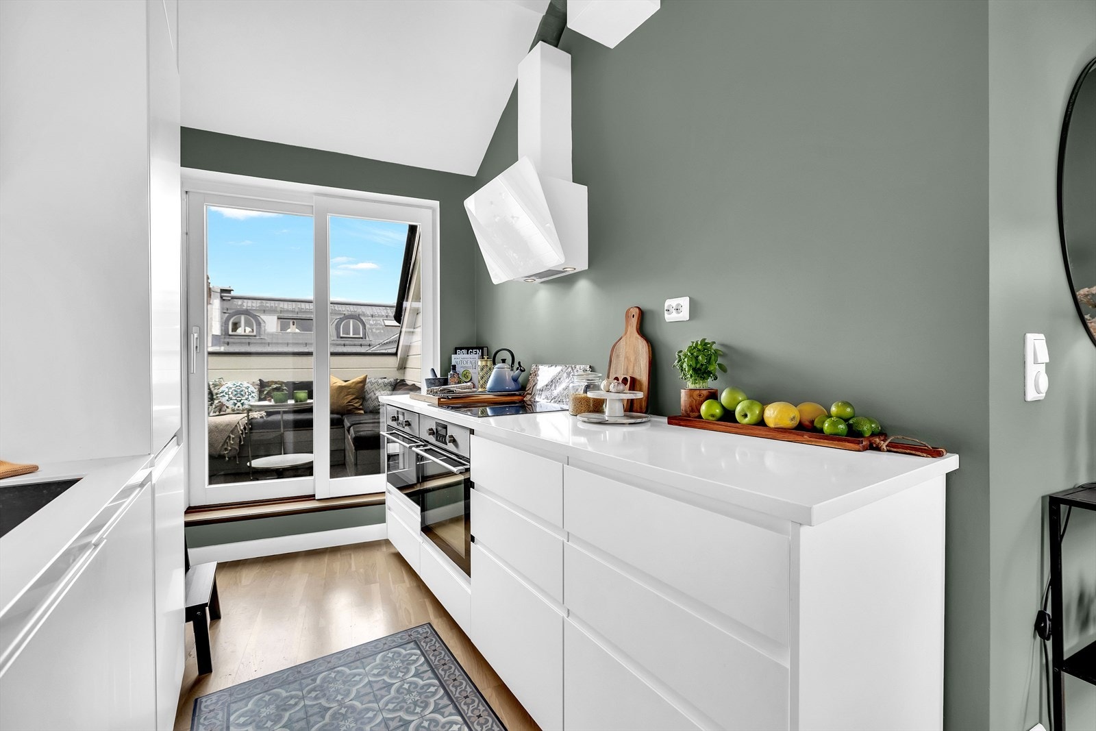 Rikelig med skap- og benkeplass. Opplegg for platetopp, oppvaskmaskin, stekeovn og kombi kjøl/frys Galleribilde