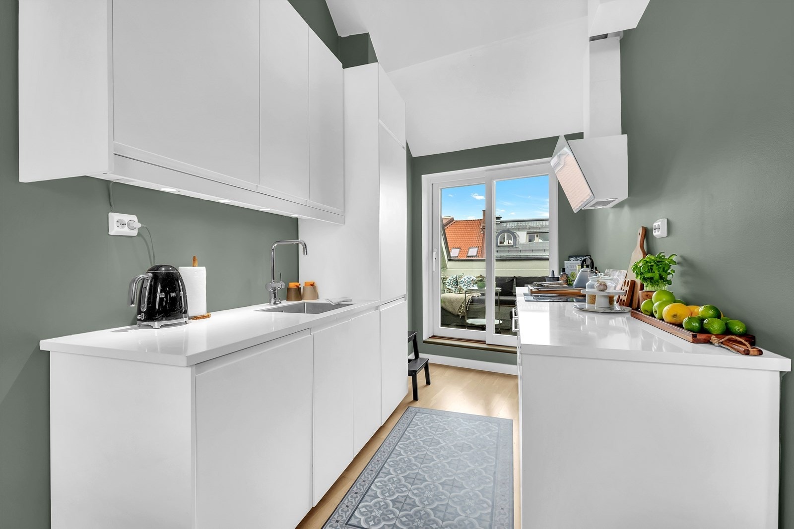 Ikea kjøkken fra 2017 med glatte fronter og benkeplate i stein Galleribilde