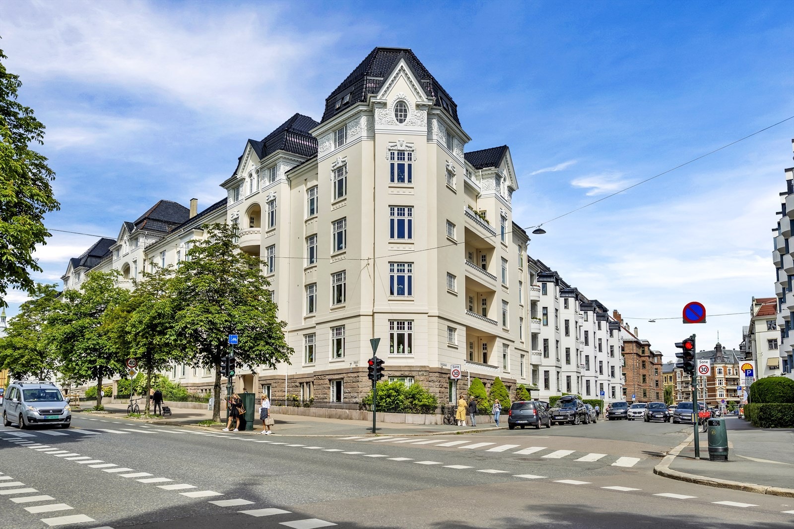 Fra boligen er det kort gangavstand til Bygdøy Allé hvor man finner mange av frogners delikatesebutikker, nisjebutikker, resturanter, mm. Galleribilde