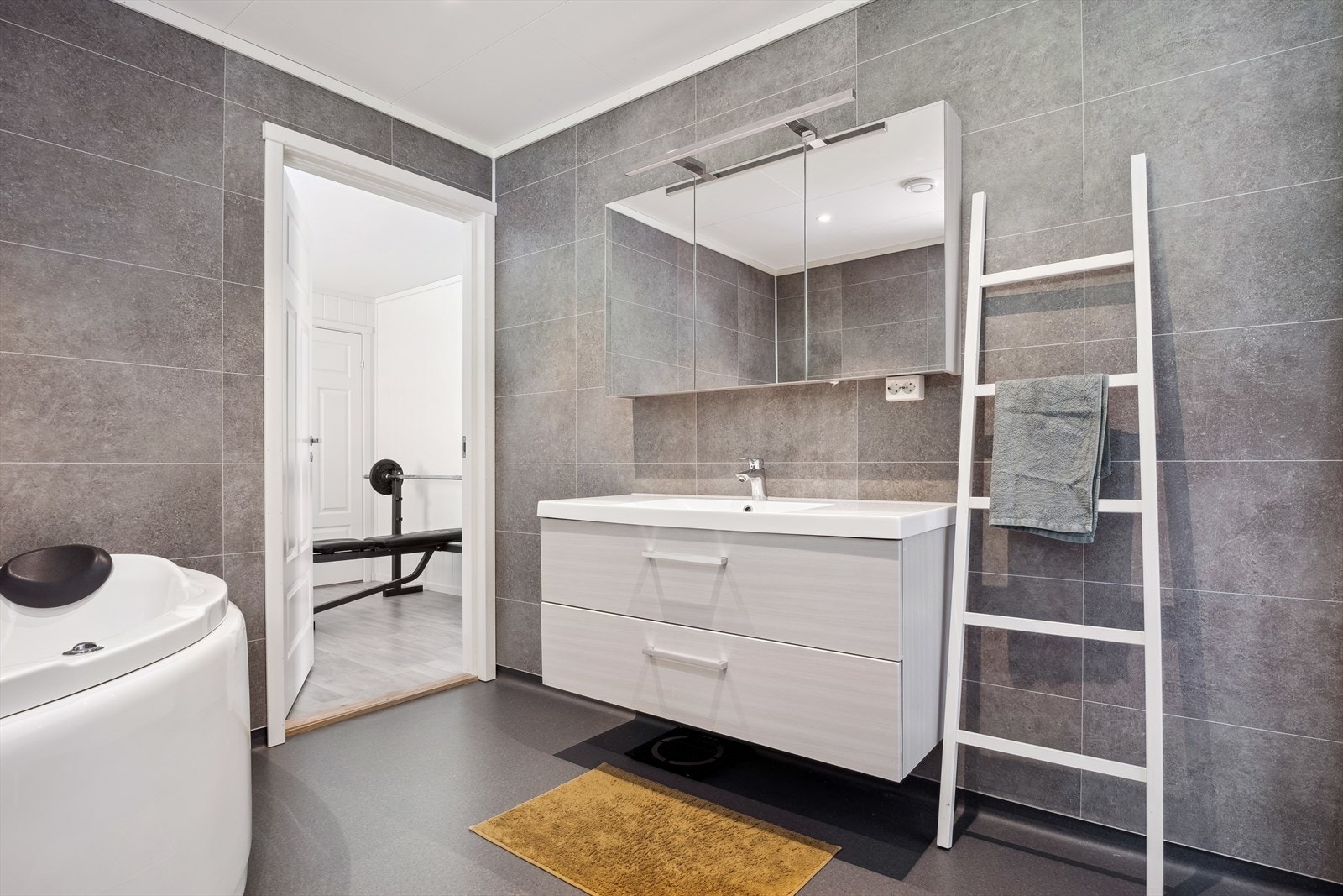 Flislagt bad med varmekabler i gulv. Galleribilde