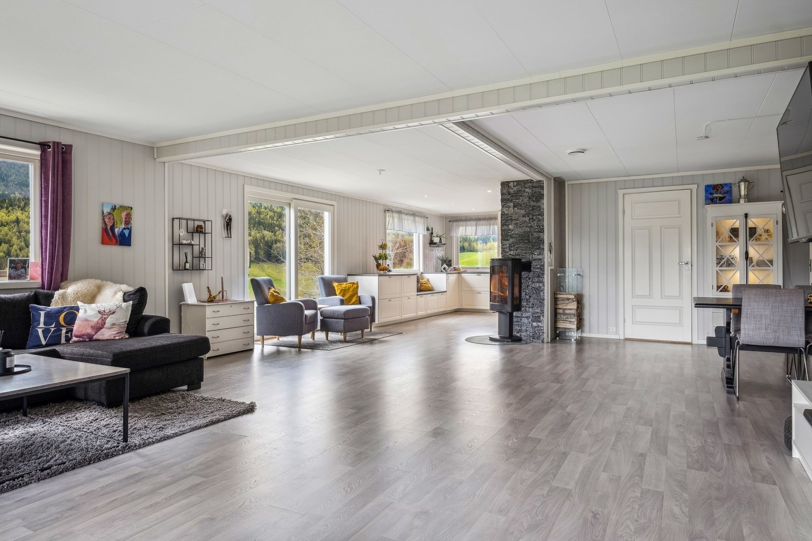 Stor stue med god plass til både sofagruppe og spisebord Galleribilde