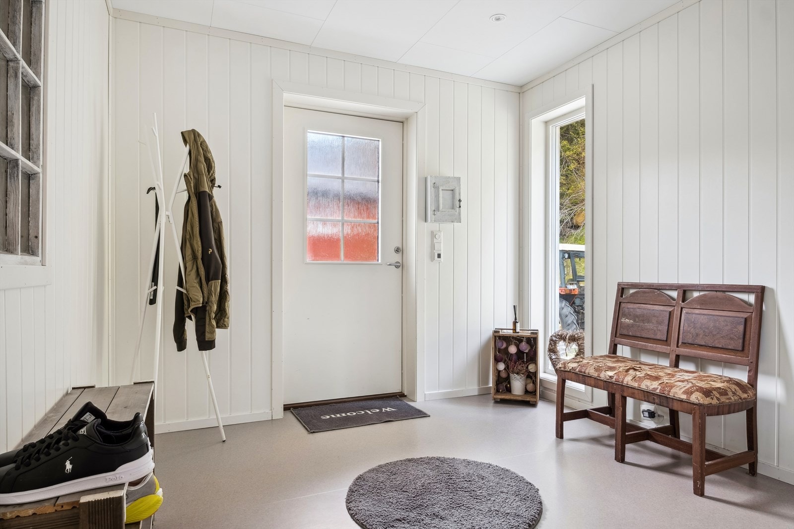 Velkommen inn - romslig entre med god plass til garderobeløsninger Galleribilde