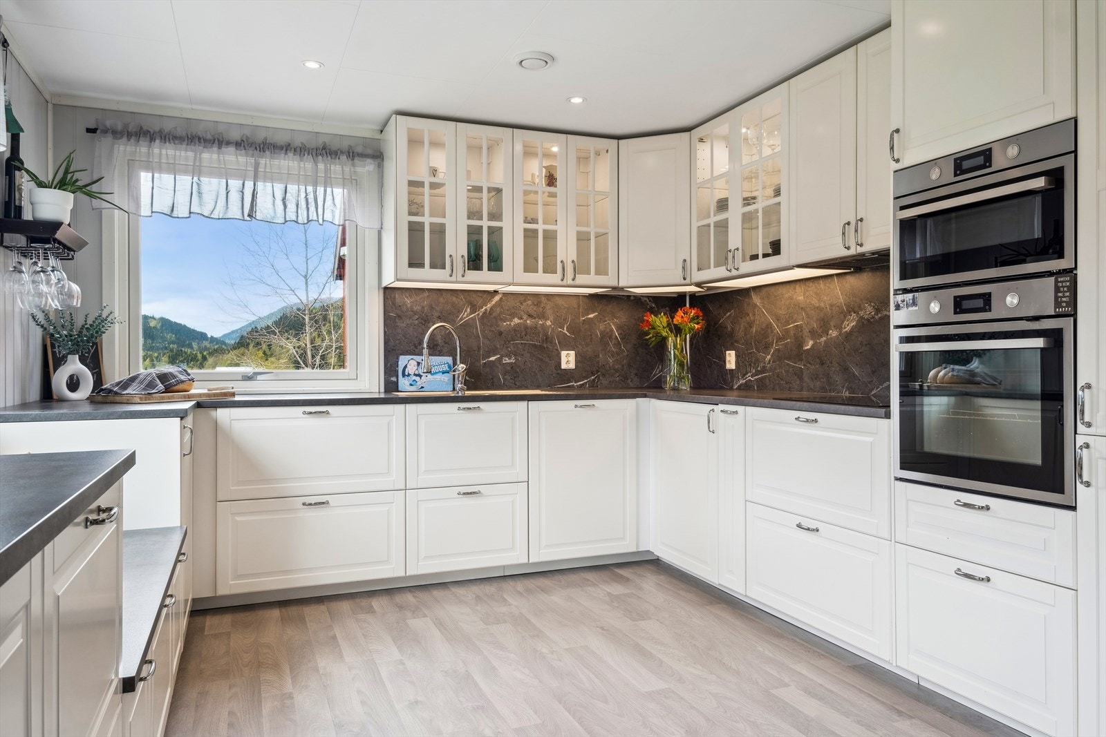 Godt utstyrt kjøkken med praktiske løsninger Galleribilde