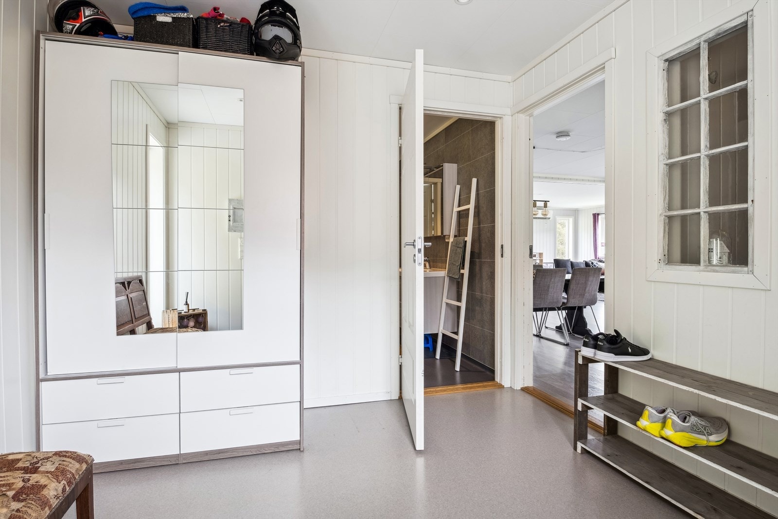 Praktisk gang med direkte inngang til flere soner Galleribilde