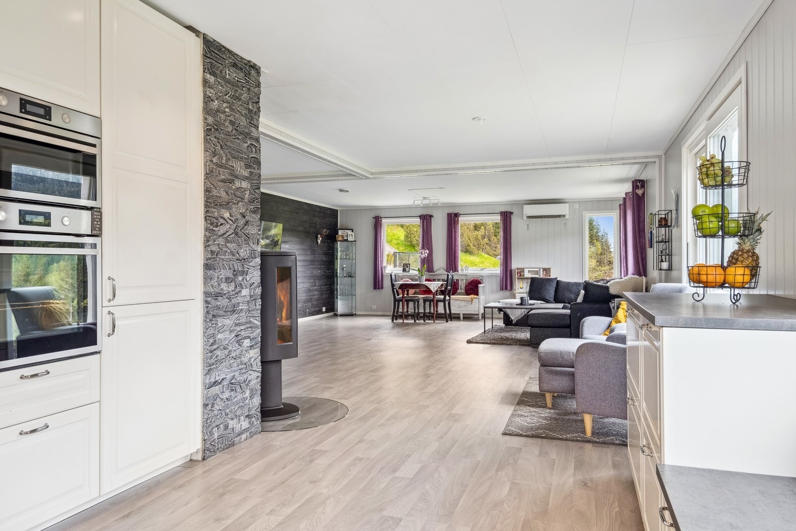 Åpen løsning mot ei lys og romslig stue Galleribilde