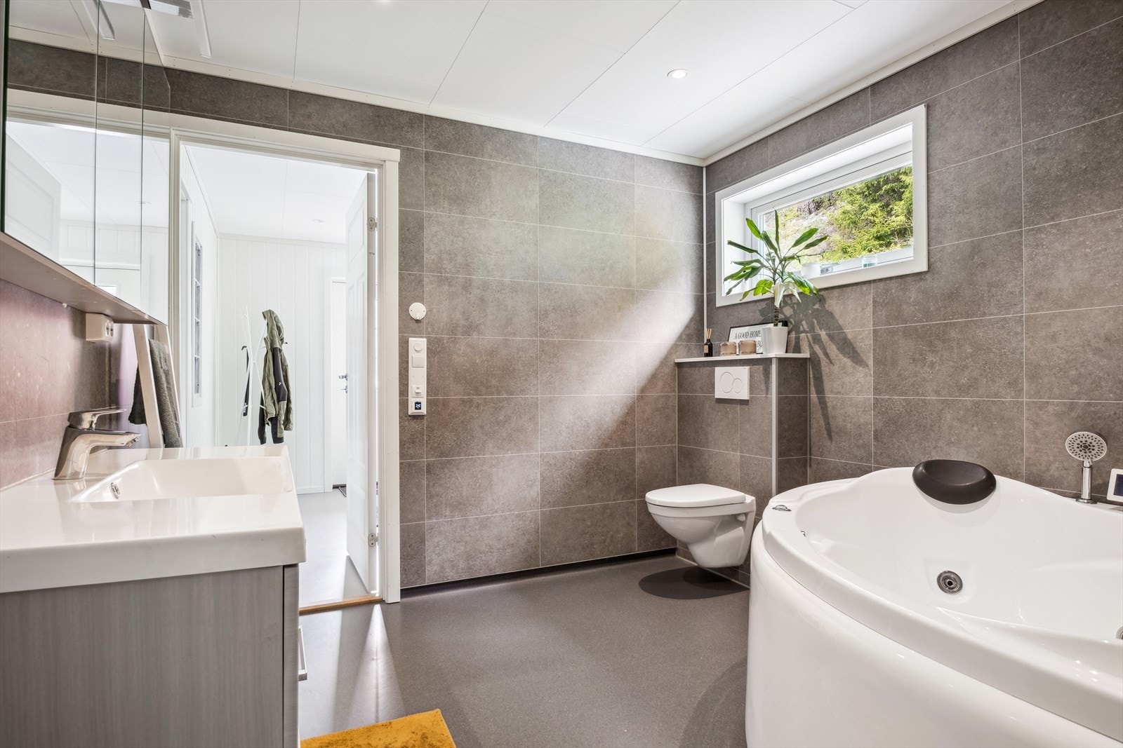 Lekkert bad med badekar og god plass til hele familien Galleribilde