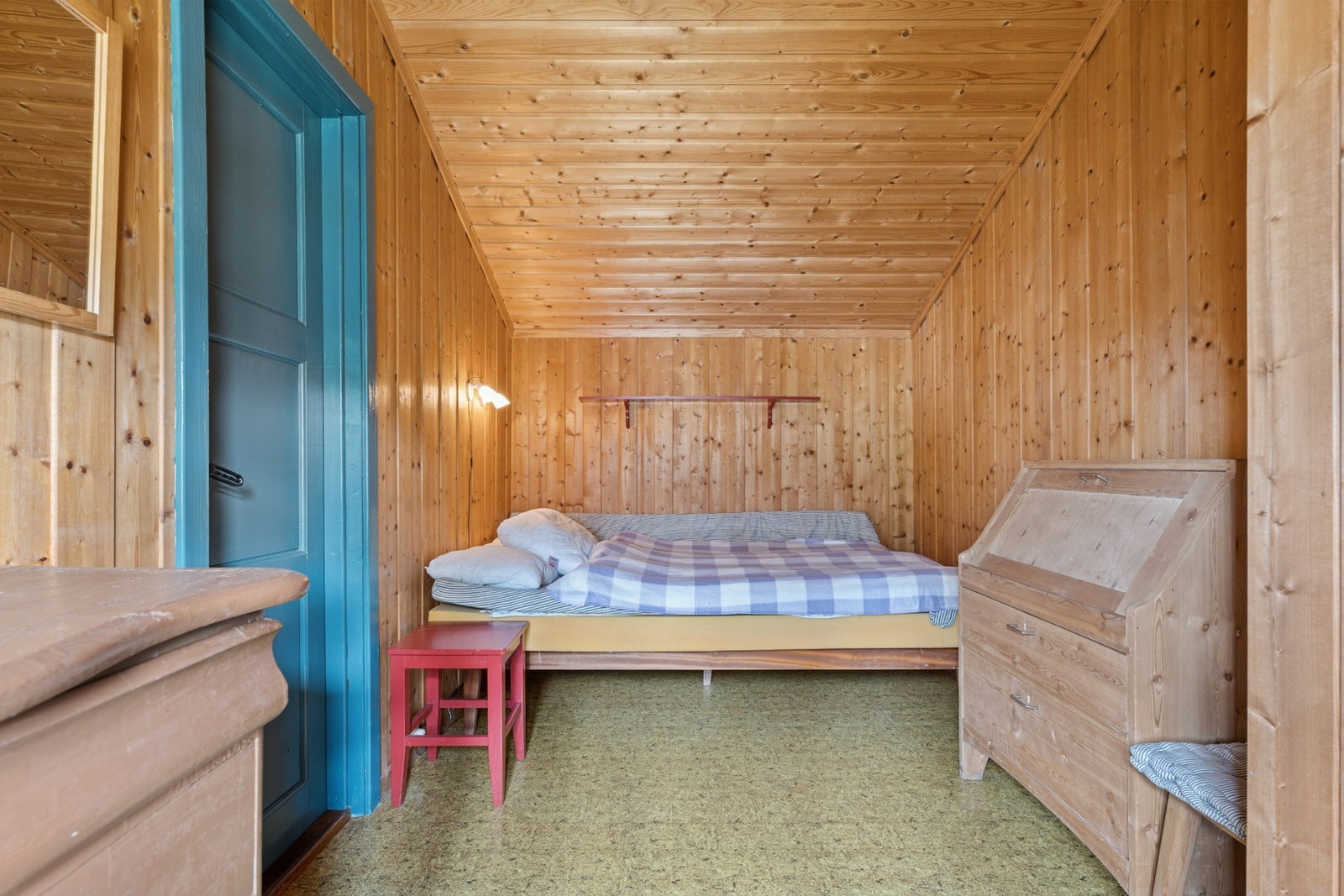 Hytta har to romslige og lyse soverom, begge med vakker utsikt mot fjorden. Galleribilde