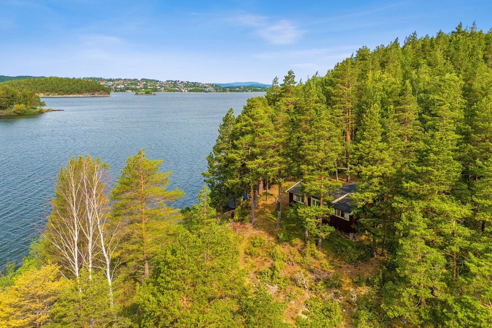 Her får du et fredelig og naturskjønt fristed omringet av vann på alle kanter, frodig natur og en utsikt som må oppleves. Galleribilde