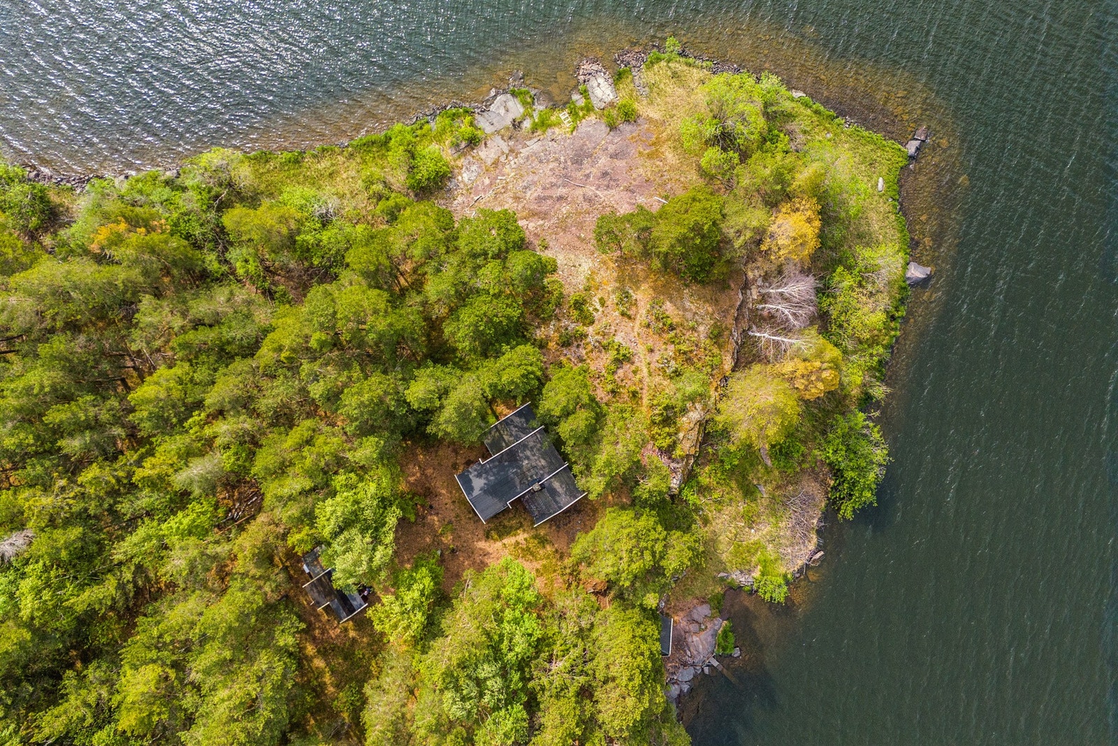 Her får du 9,5 mål tomt ytterst på sørspissen av idylliske Ulvøya i Steinsfjorden. Galleribilde