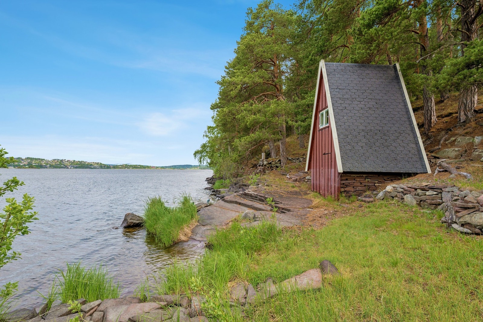 I tillegg finnes det et sjarmerende anneks som ligger idyllisk til rett ved vannkanten Galleribilde