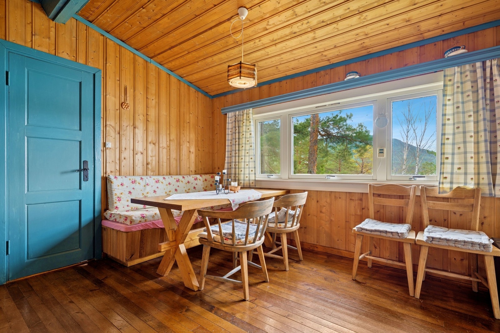 Vindusflater slipper inn rikelig med naturlig lys gjennom dagen og rammer inn den spektakulære utsikten over vakre Steinsfjorden Galleribilde