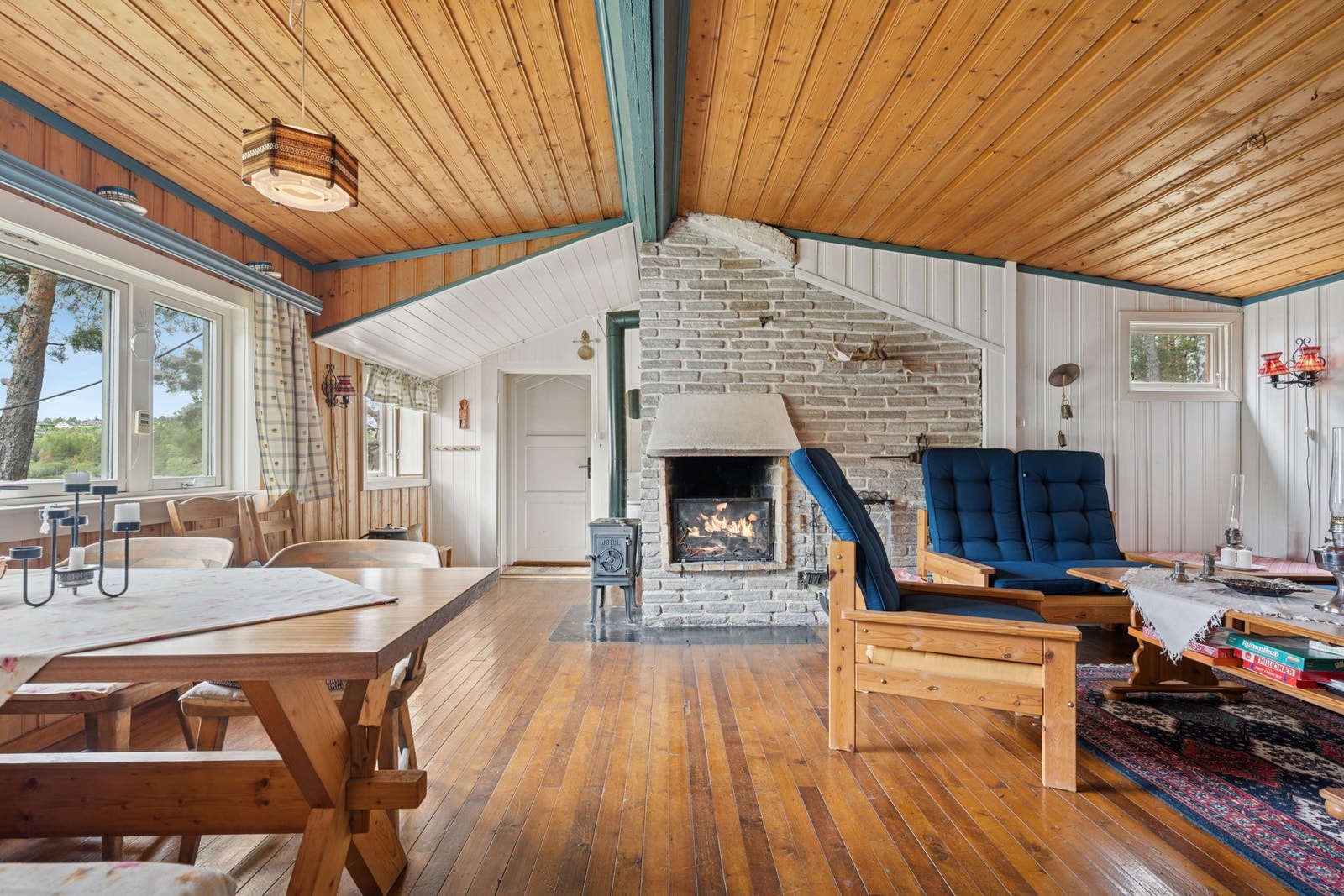 Rommet har en fin planløsning med god plass til både en romslig sofagruppe, spiseplass og annet ønsket møblement. Galleribilde