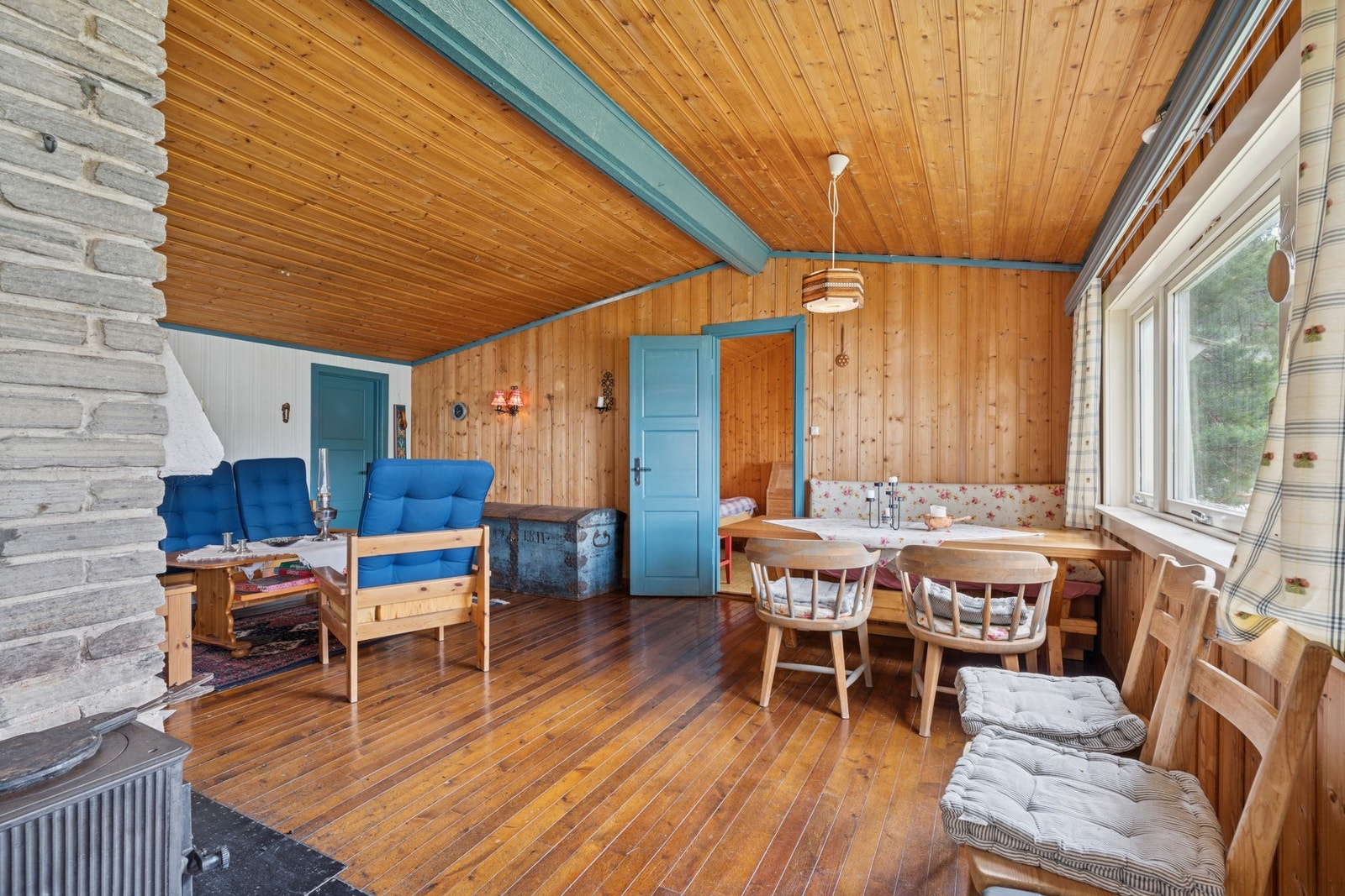 Stuen fremstår som lys, luftig og innbydende, med god takhøyde og røstet himling som forsterker romfølelsen og gir en åpen og behagelig atmosfære. Galleribilde