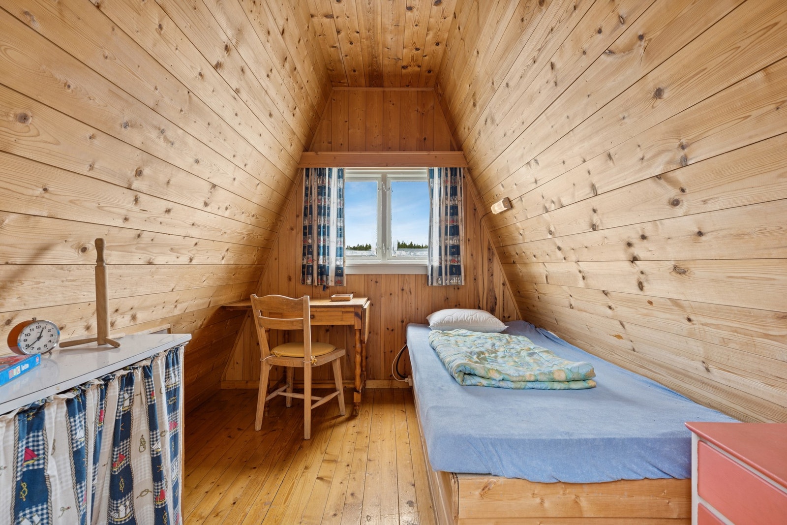 Annekset er innredet med en ekstra soveplass og egner seg godt som gjesterom eller for den som ønsker en mer tilbaketrukket overnatting nær naturen og lyden av bølgeskvulp. Galleribilde