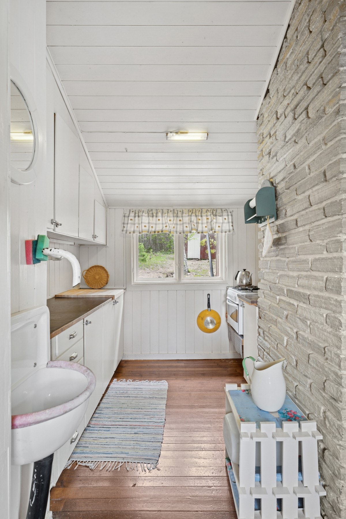 Innredningen er tilpasset rommets utforming og utnytter plassen godt. Galleribilde