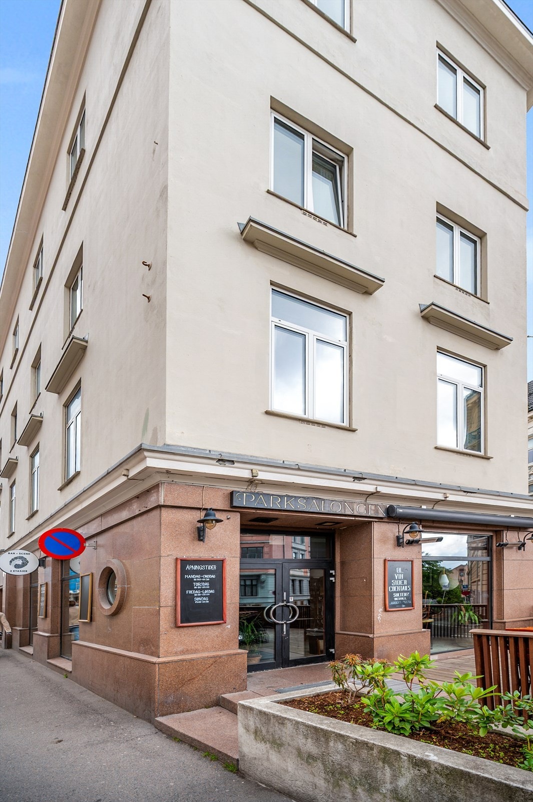 Fra leiligheten er det kort vei til det meste av bydelens fasiliteter som butikker, kafeer, restauranter og de fleste utdanningsinstitusjoner. Galleribilde