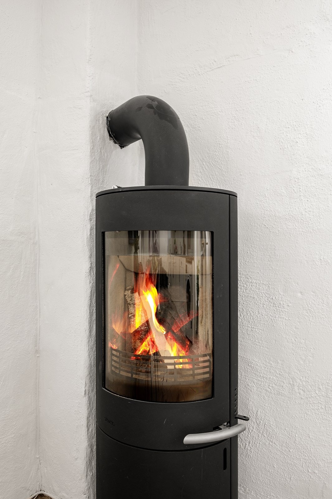 Moderne, rentbrennende peisovn - perfekt på kalde høst- og vinterkvelder. Galleribilde