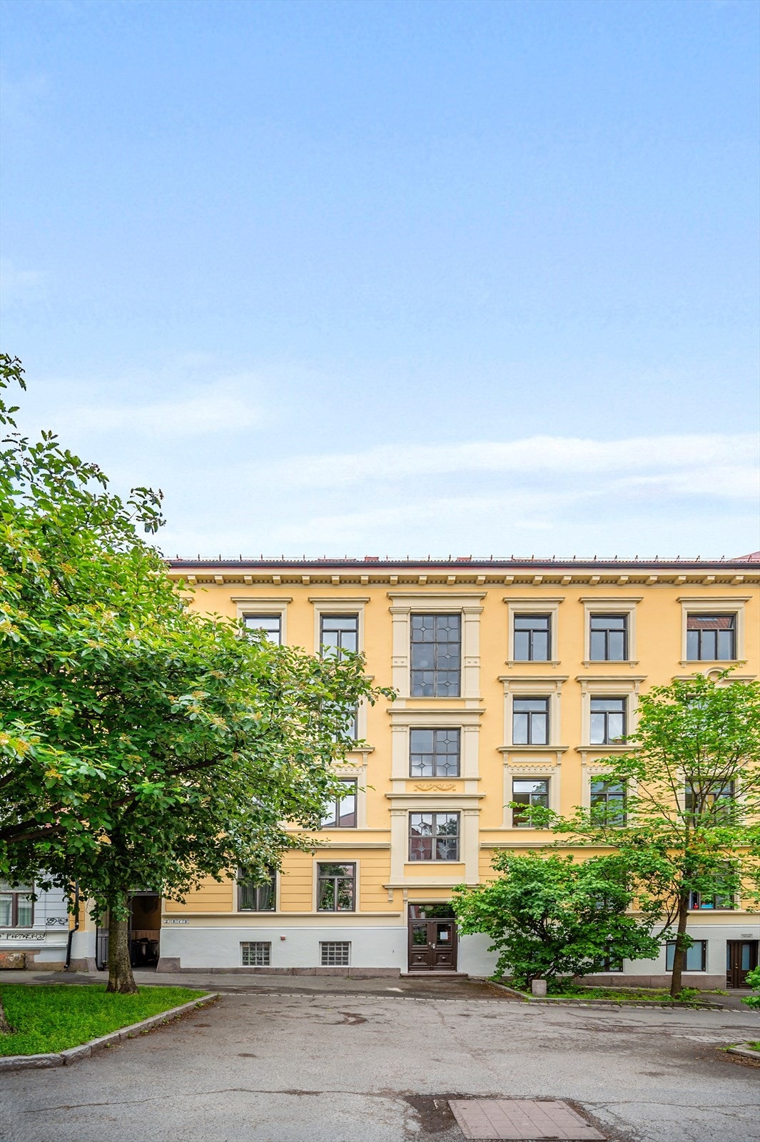 Sjarmerende bygård fra 1894, beliggende på populære St.hanshaugen. Galleribilde