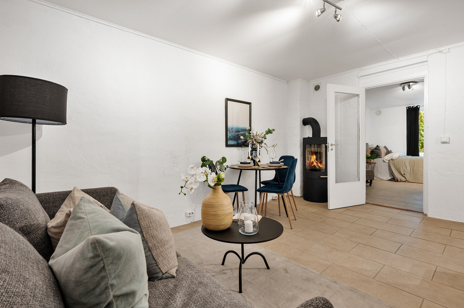 Stue og spisestue mot soverom. Galleribilde