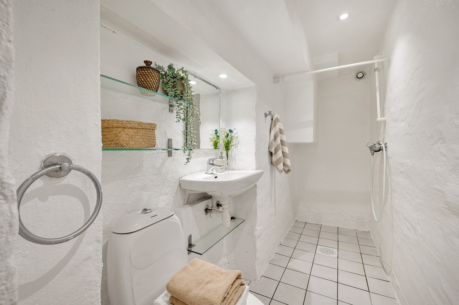 Bad med toalett, servant og dusj. Galleribilde